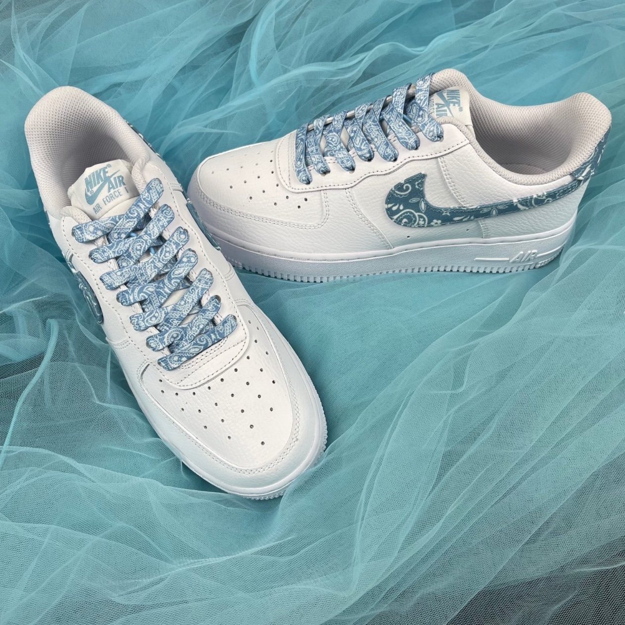 (W) Nike Air Force 1 '07 Essential Paisley Swoosh White Worn Blue 착용 스타일