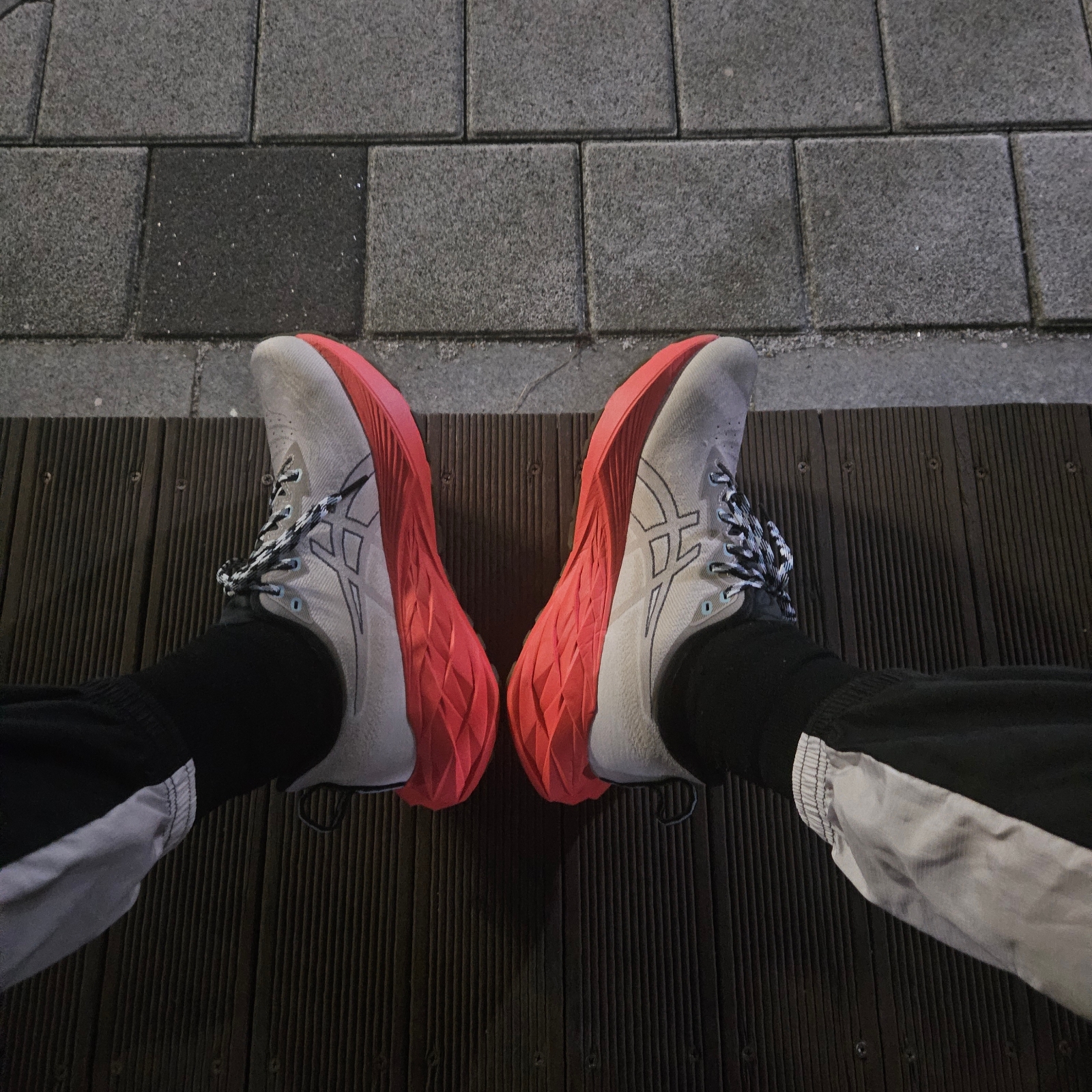 Asics Novablast 4 TR Nature Bathing Red Snapper 착용 스타일 - 2
