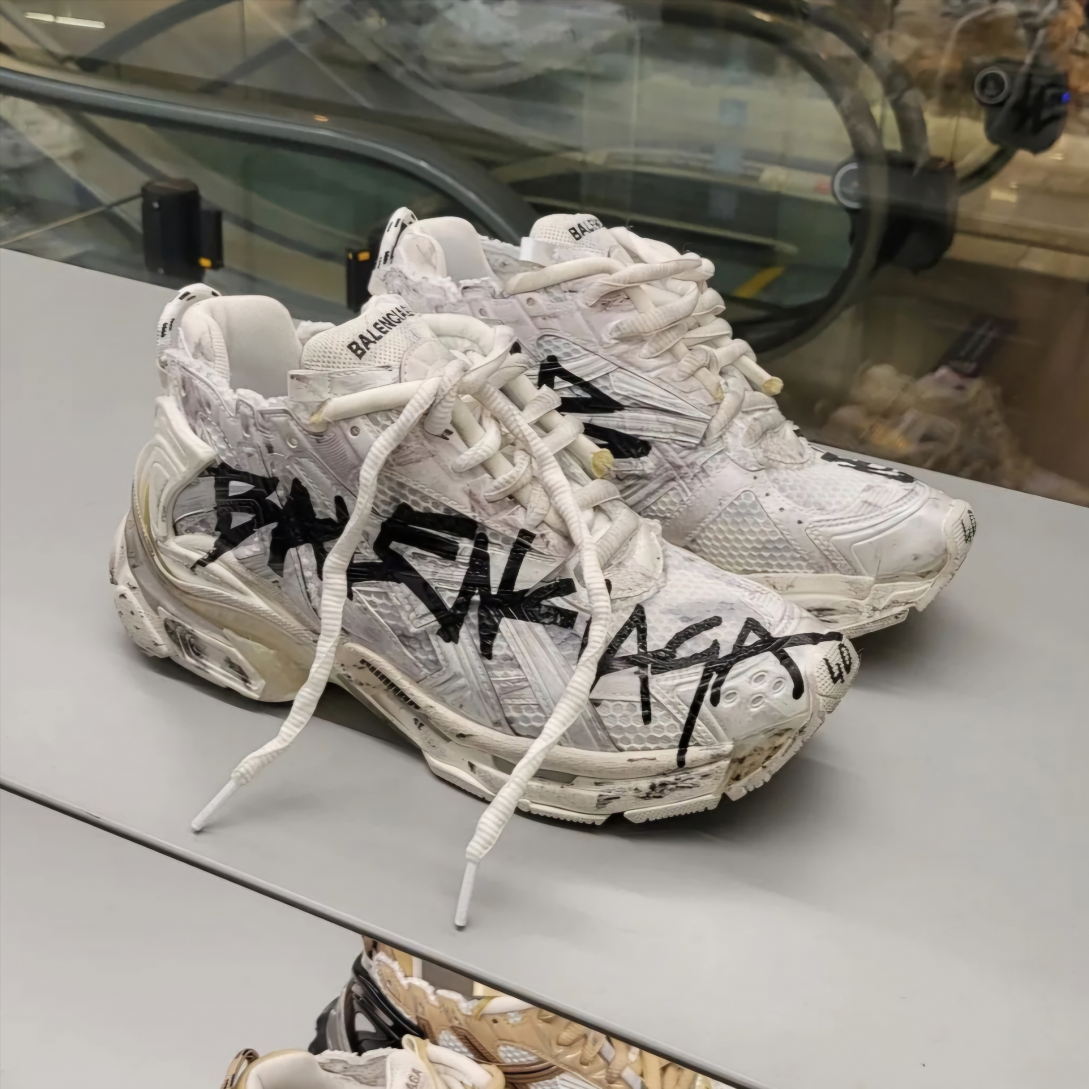 Balenciaga Runner Graffiti Sneakers White, Nike Dunk Low Retro Black 착용 스타일 - 3