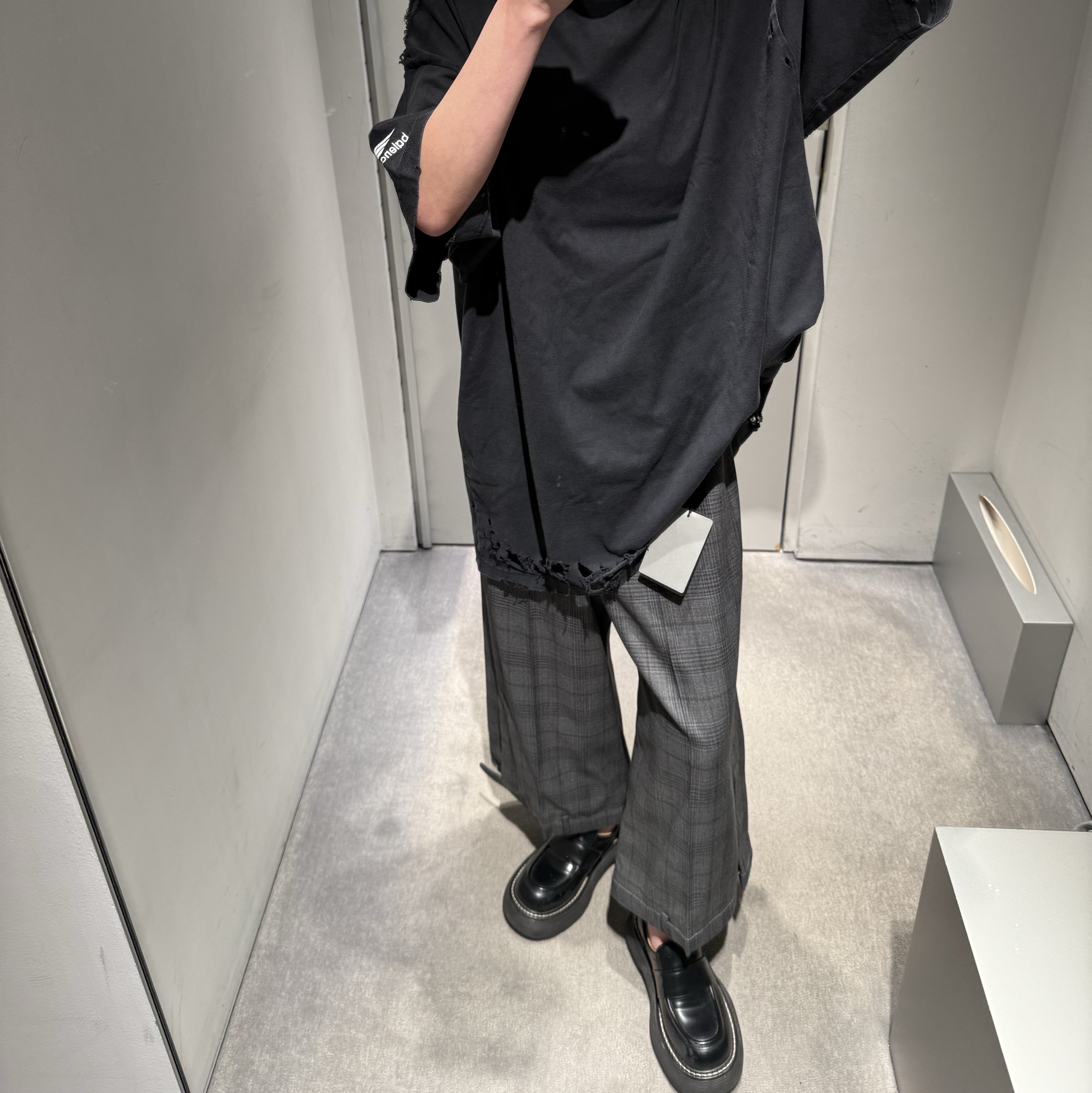 (W) Balenciaga 3b Sports Icon Repaired T-Shirt Oversized Black, (W) Balenciaga Deconstructed Long Shorts Grey 착용 스타일 - 2