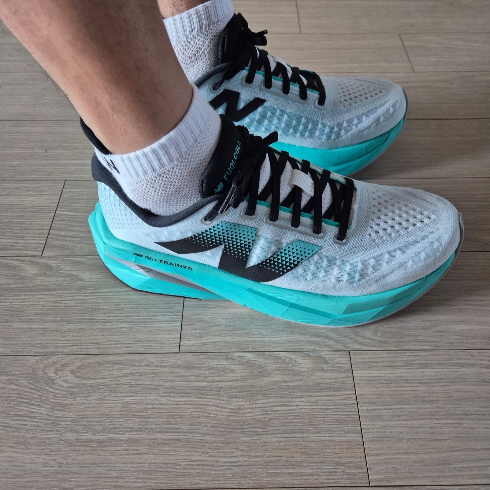 New Balance FuelCell Supercomp Trainer v3 White Cyber Jade - D Standard 착용 스타일 - 1