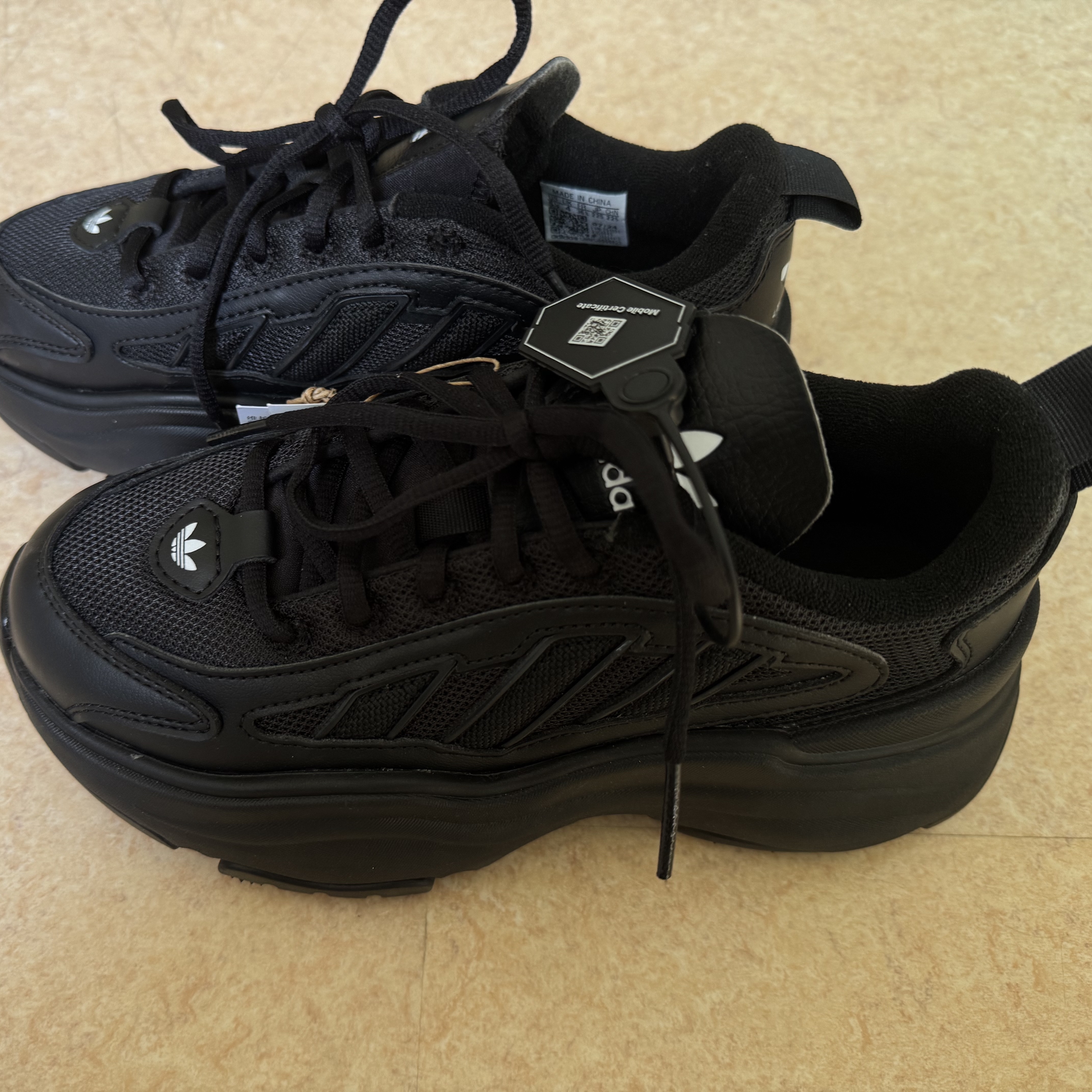(W) Adidas Ozgaia Core Black 착용 스타일 - 2