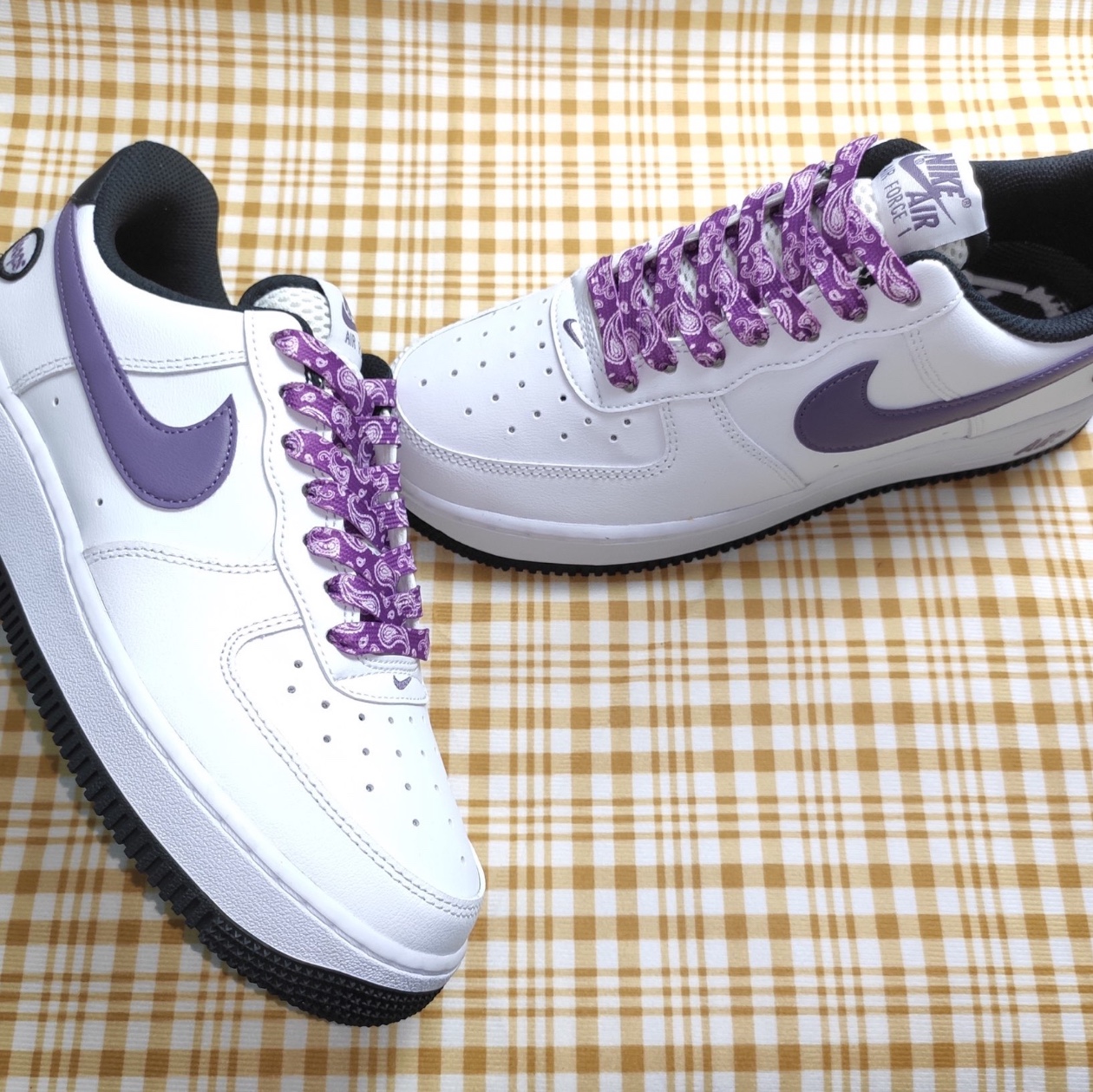 Nike Air Force 1 '07 LV8 Hoops White Canyon Purple 착용 스타일