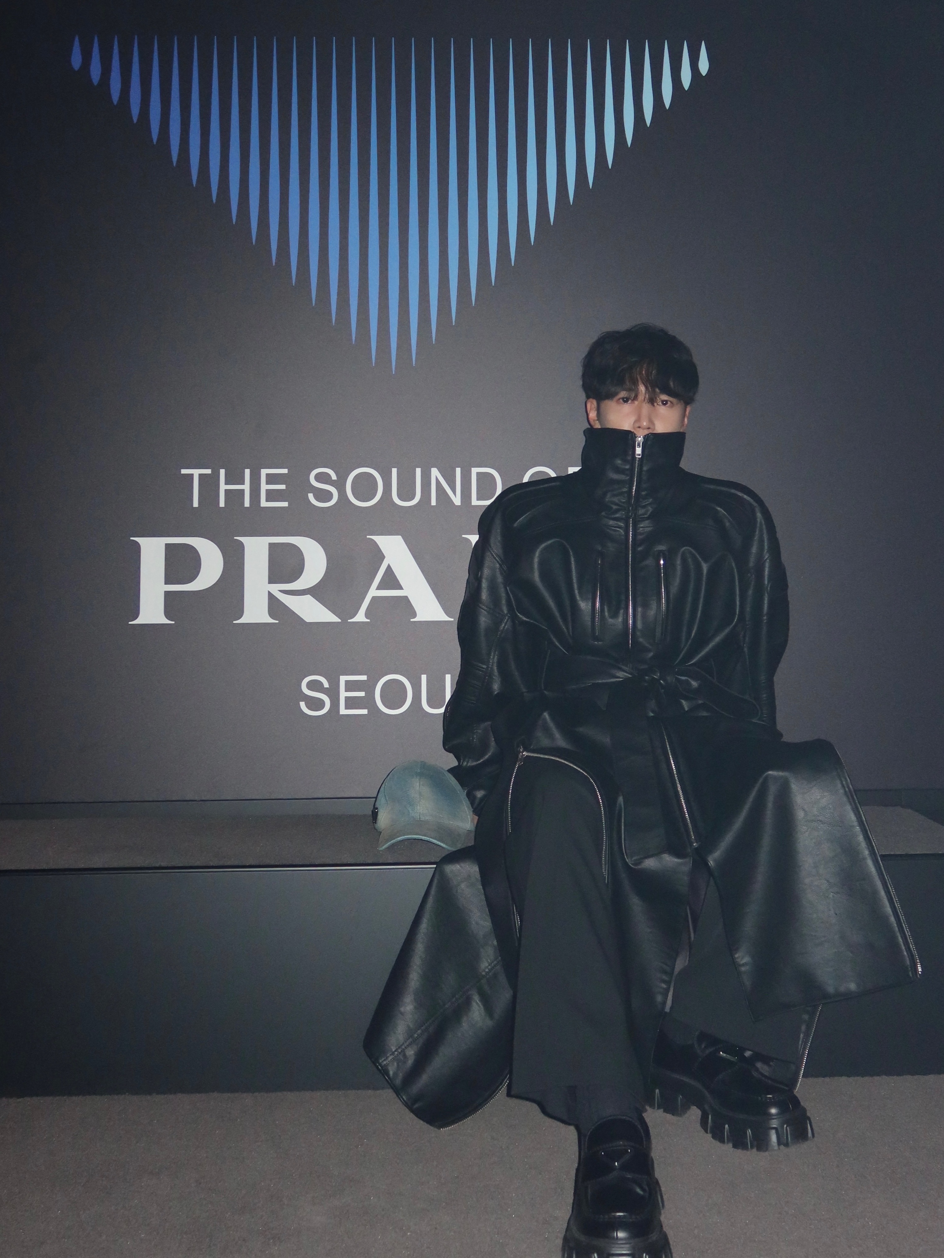 Prada Monolith Brushed Leather Loafers Black, Prada Denim Baseball Cap Light Blue 착용 스타일 - 6