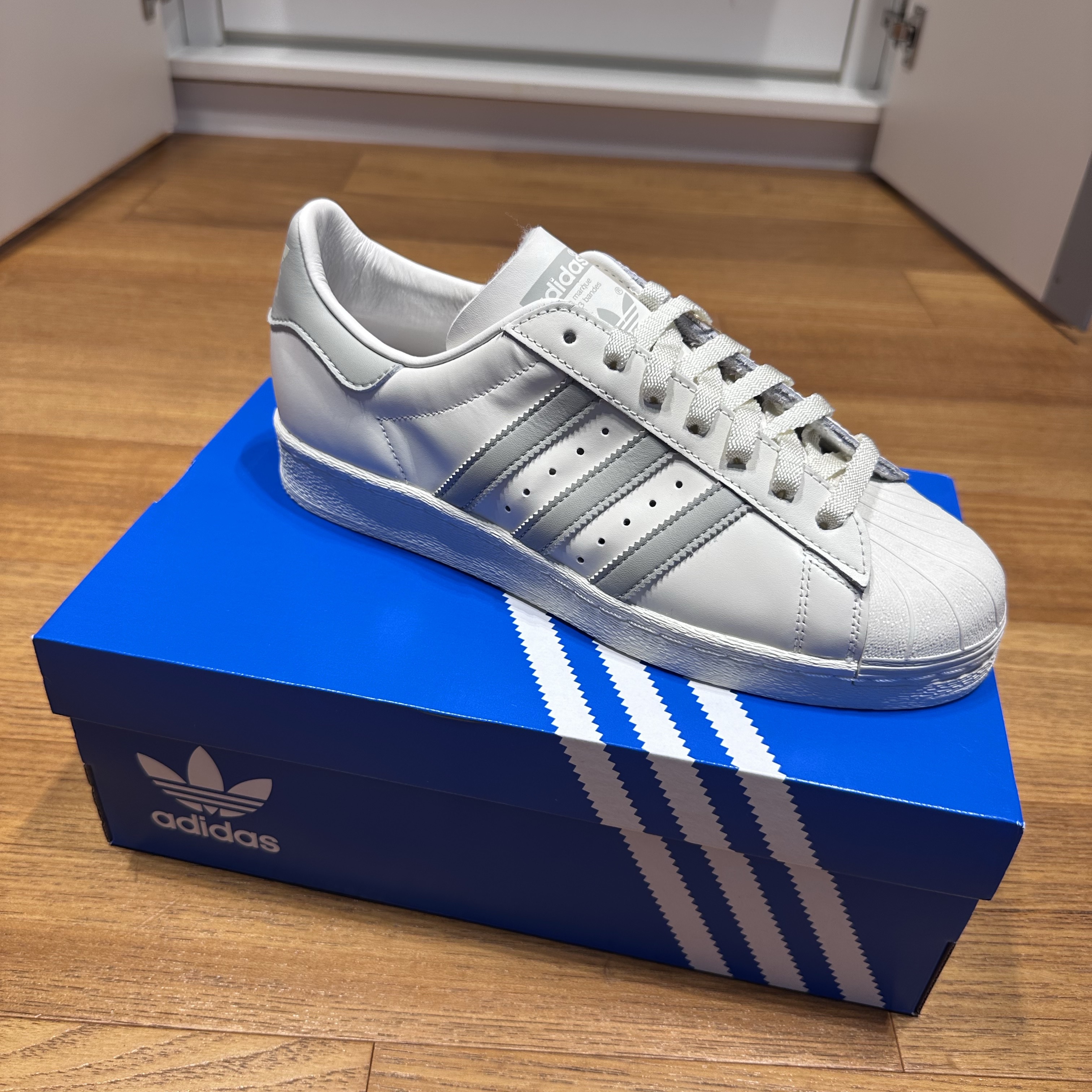 Adidas Superstar 82 Cloud White Metal Grey 착용 스타일 - 3