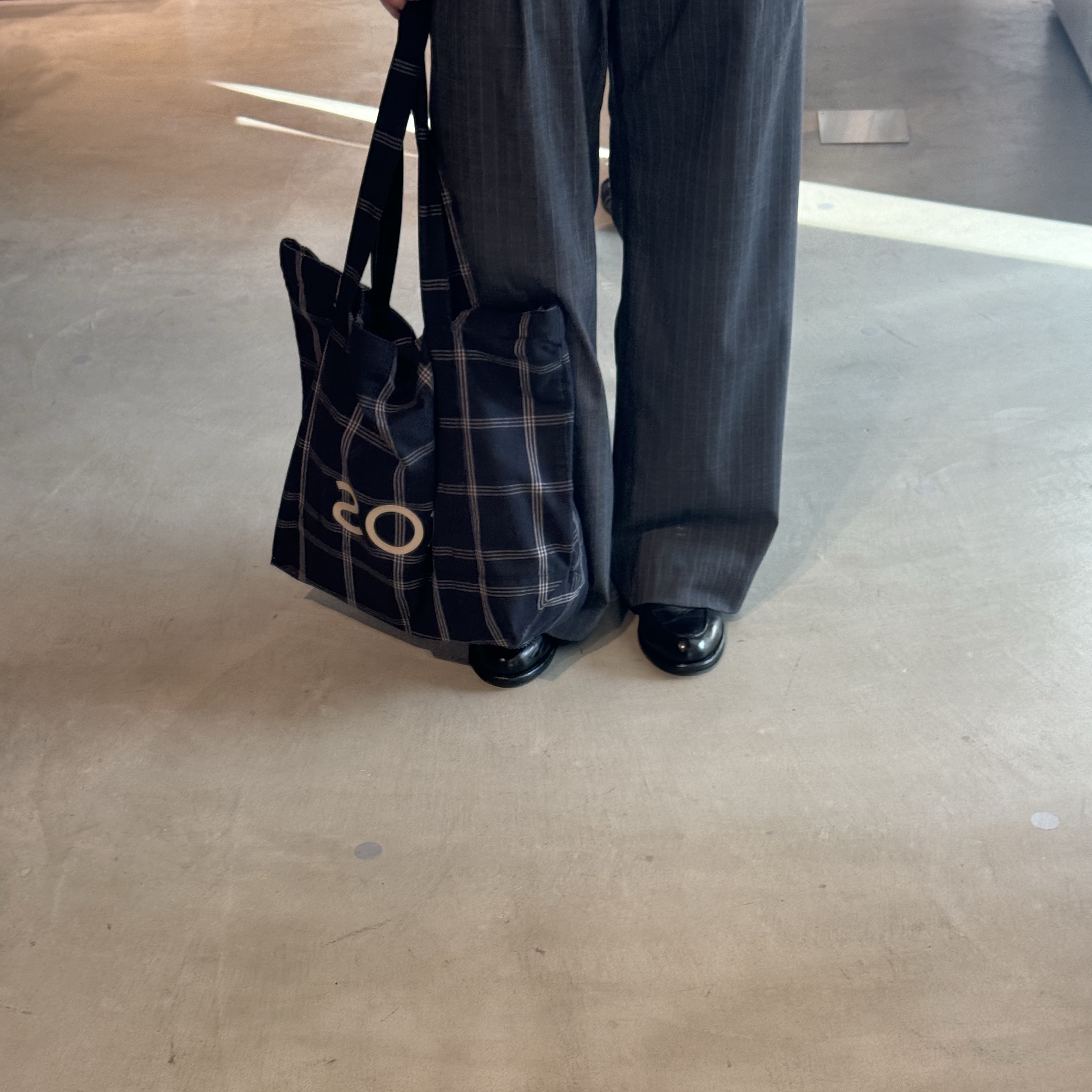 COS Utility Canvas Tote Bag Navy Blue Check 착용 스타일 - 1