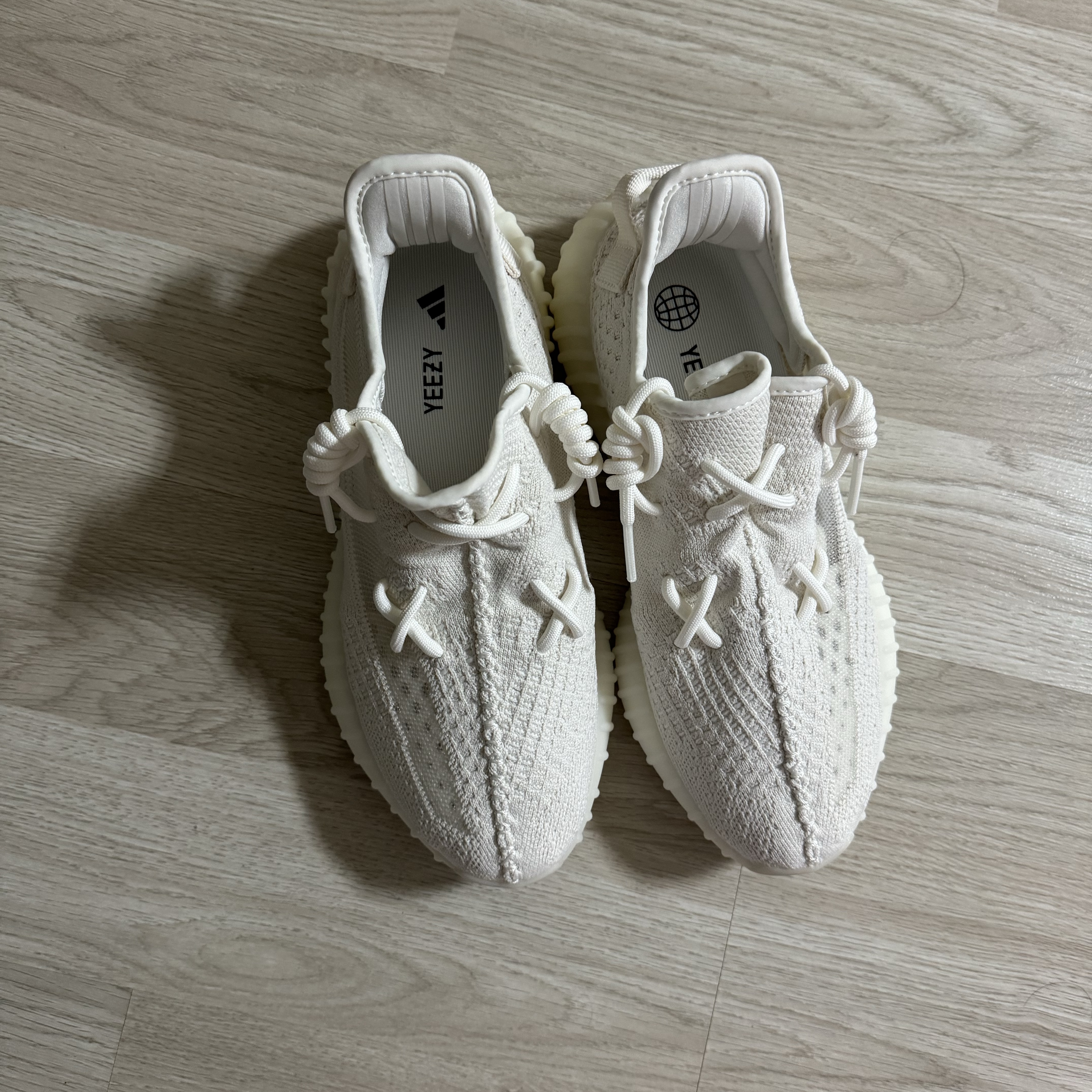 Adidas Yeezy Boost 350 V2 Bone 착용 스타일
