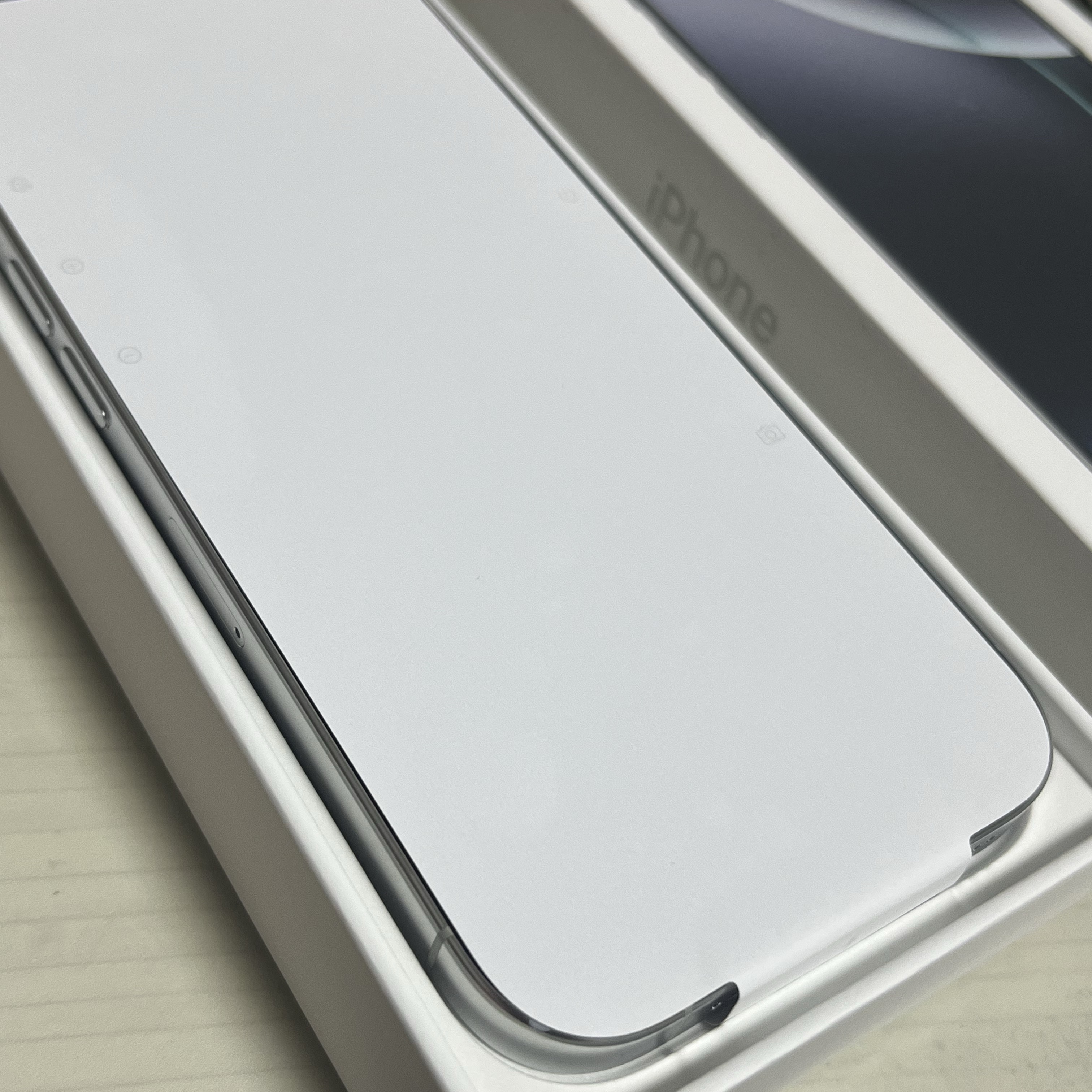 Apple iPhone 16 Pro 256GB White Titanium (Korean Ver.) 착용 스타일 - 2