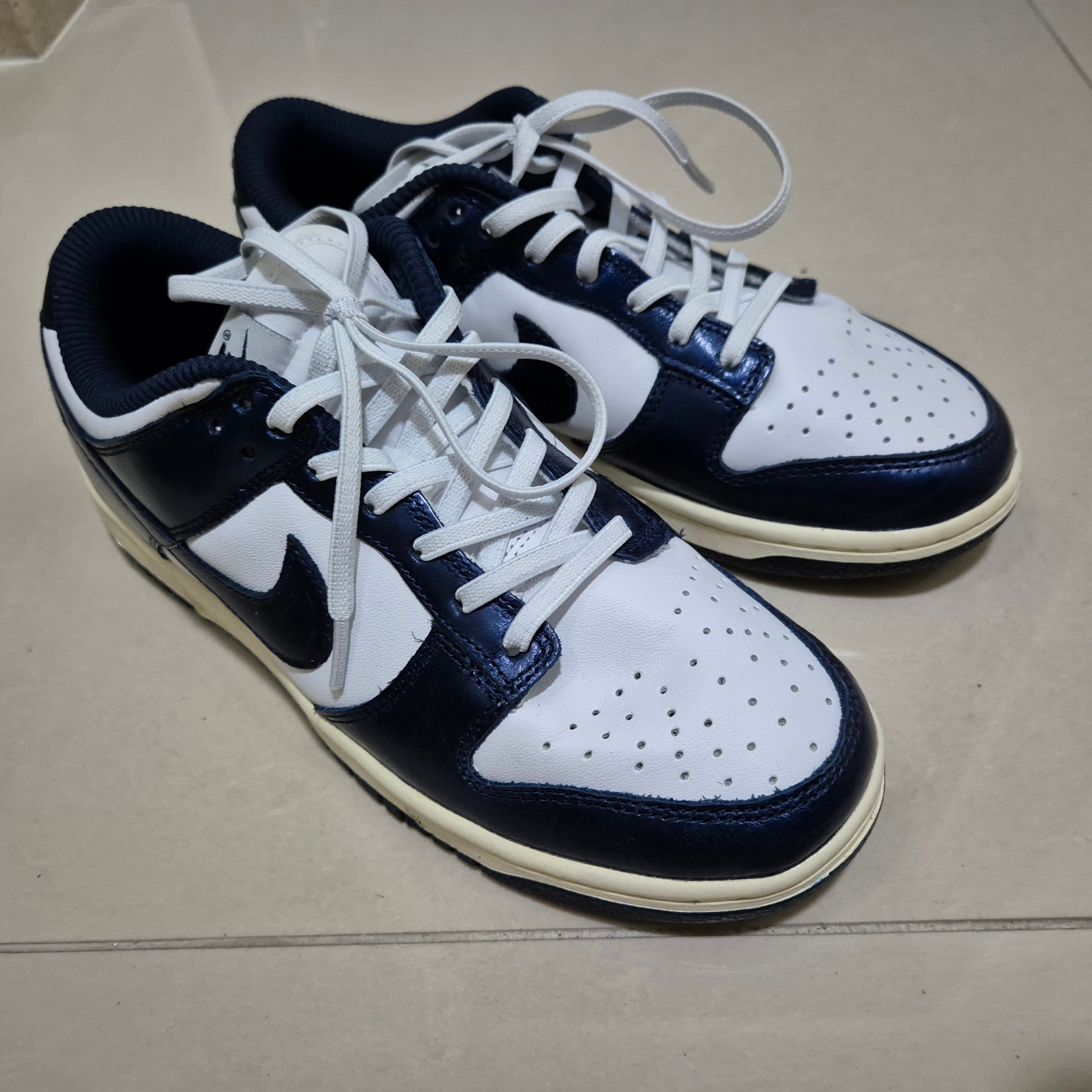 (W) Nike Dunk Low PRM Midnight Navy and White 착용 스타일
