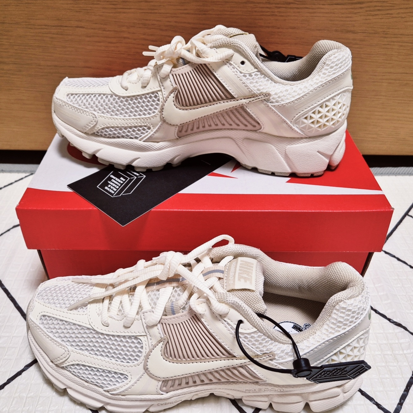 (W) Nike Zoom Vomero 5 Pale Ivory Sanddrift 착용 스타일 - 3
