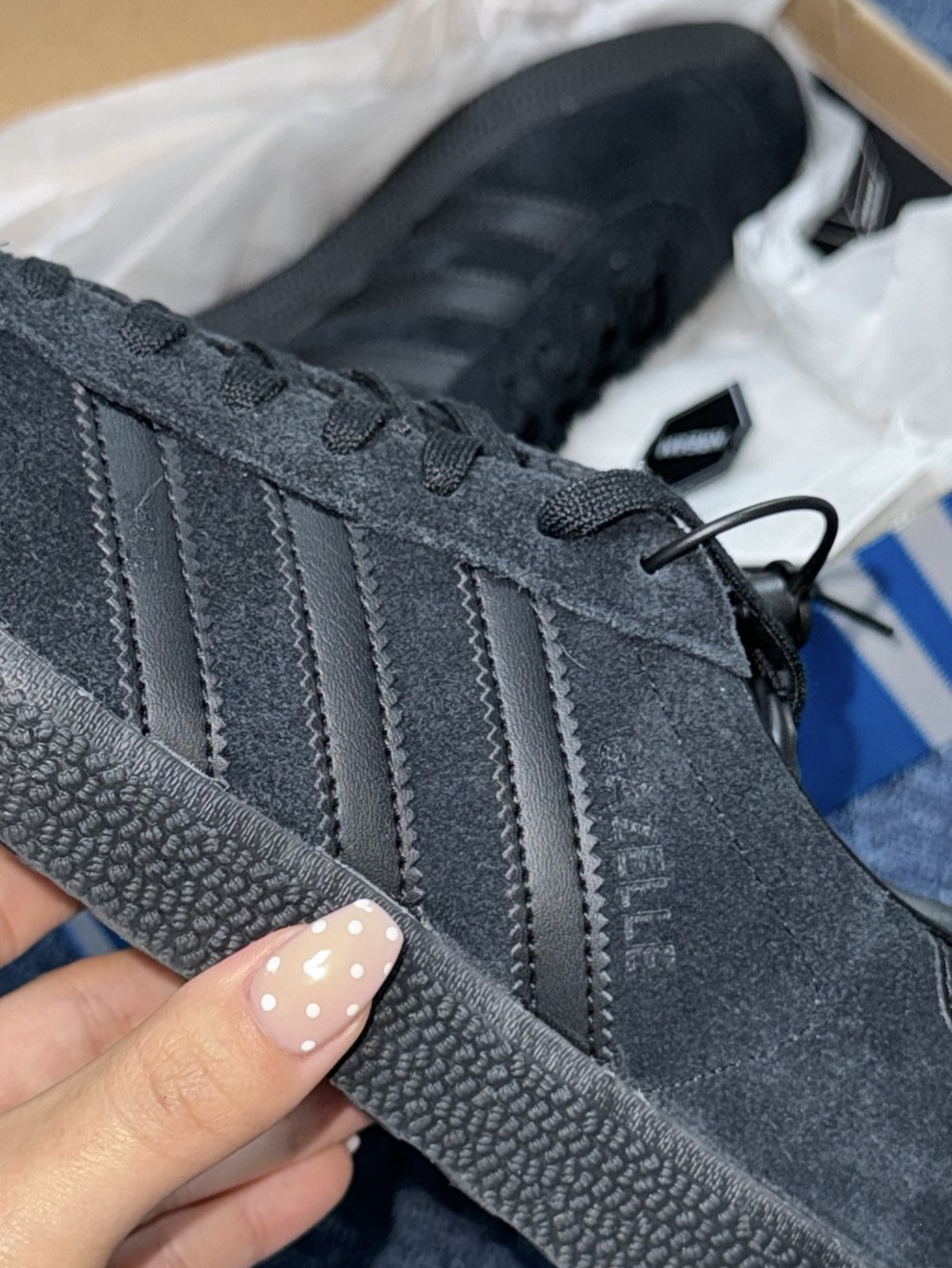 Adidas Gazelle Triple Black 착용 스타일 - 1