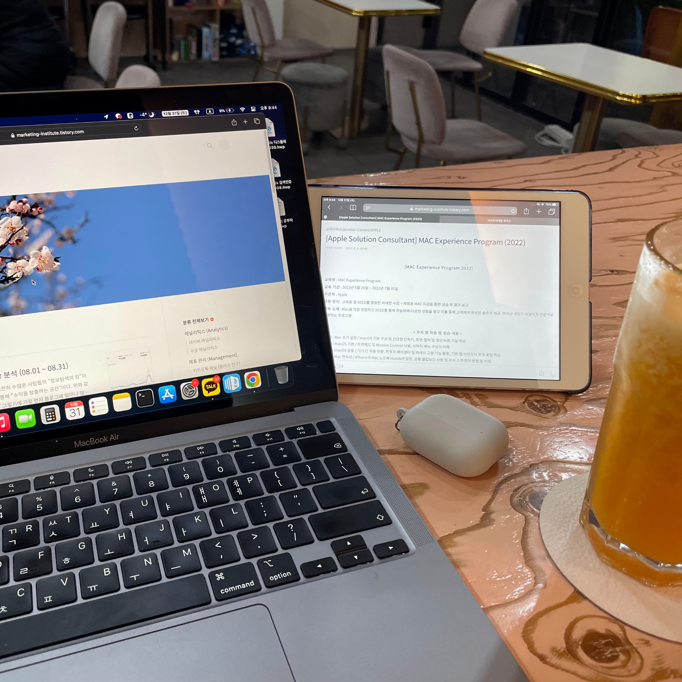 Microsoft Surface Go 3rd Core i3 128GB SSD / 8GB RAM Black (Korean Ver.), Apple 2020 MacBook Air 13 M1 256GB SSD / 8GB RAM Space Gray (Korean Ver.) 착용 스타일 - 2