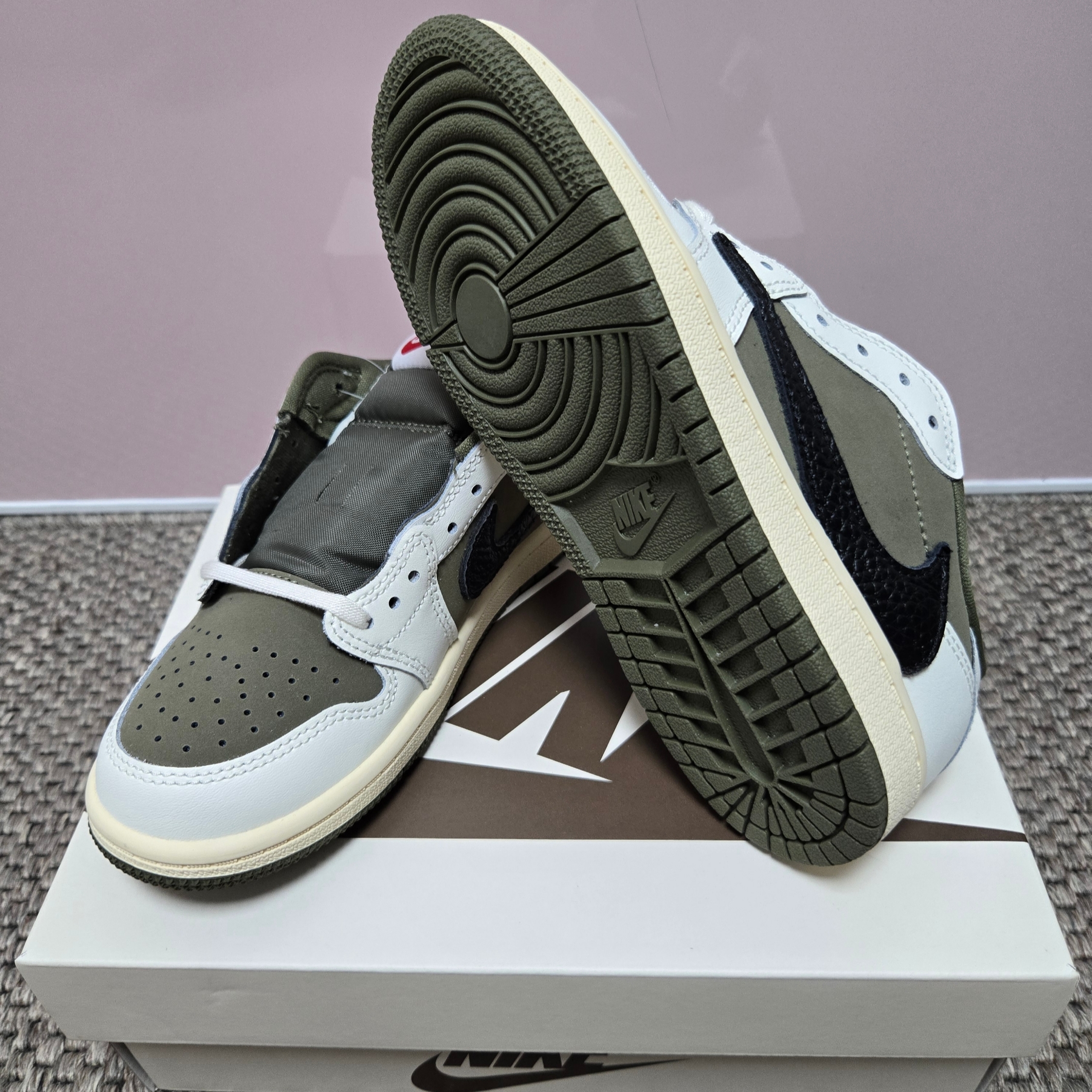 (PS) Jordan 1 x Travis Scott Retro Low OG SP Reverse Olive 착용 스타일 - 4