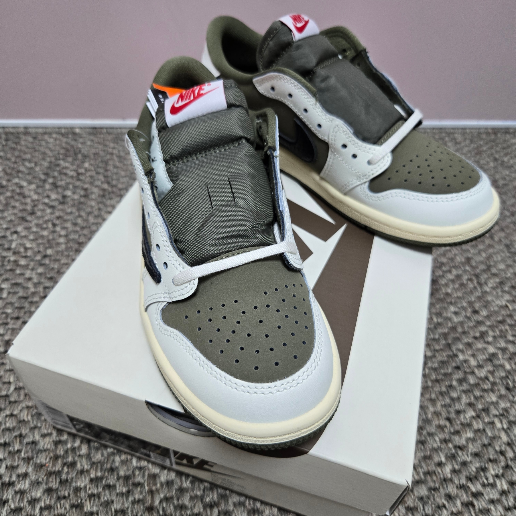 (PS) Jordan 1 x Travis Scott Retro Low OG SP Reverse Olive 착용 스타일 - 3