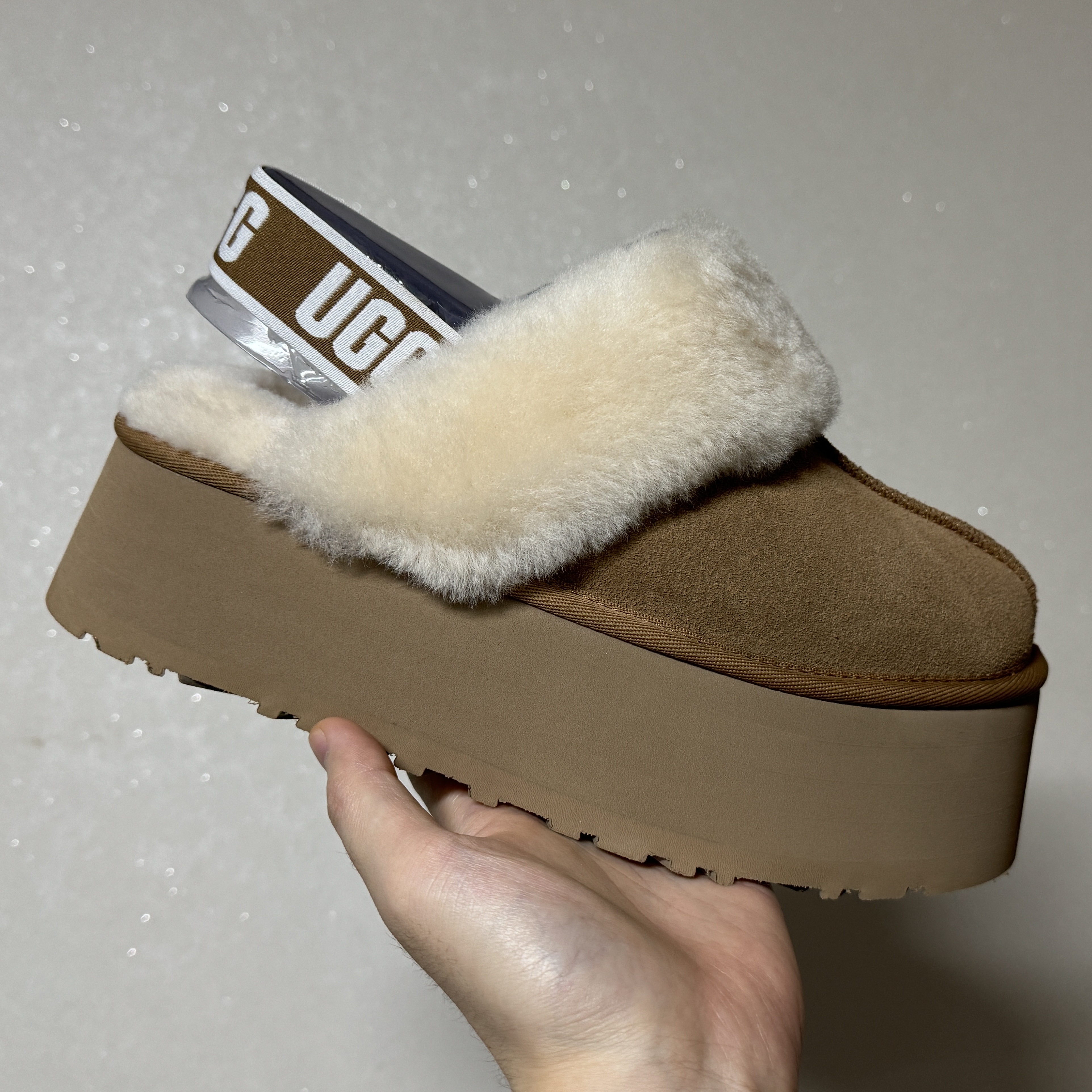 (W) UGG Funkette Slides Chestnut 착용 스타일