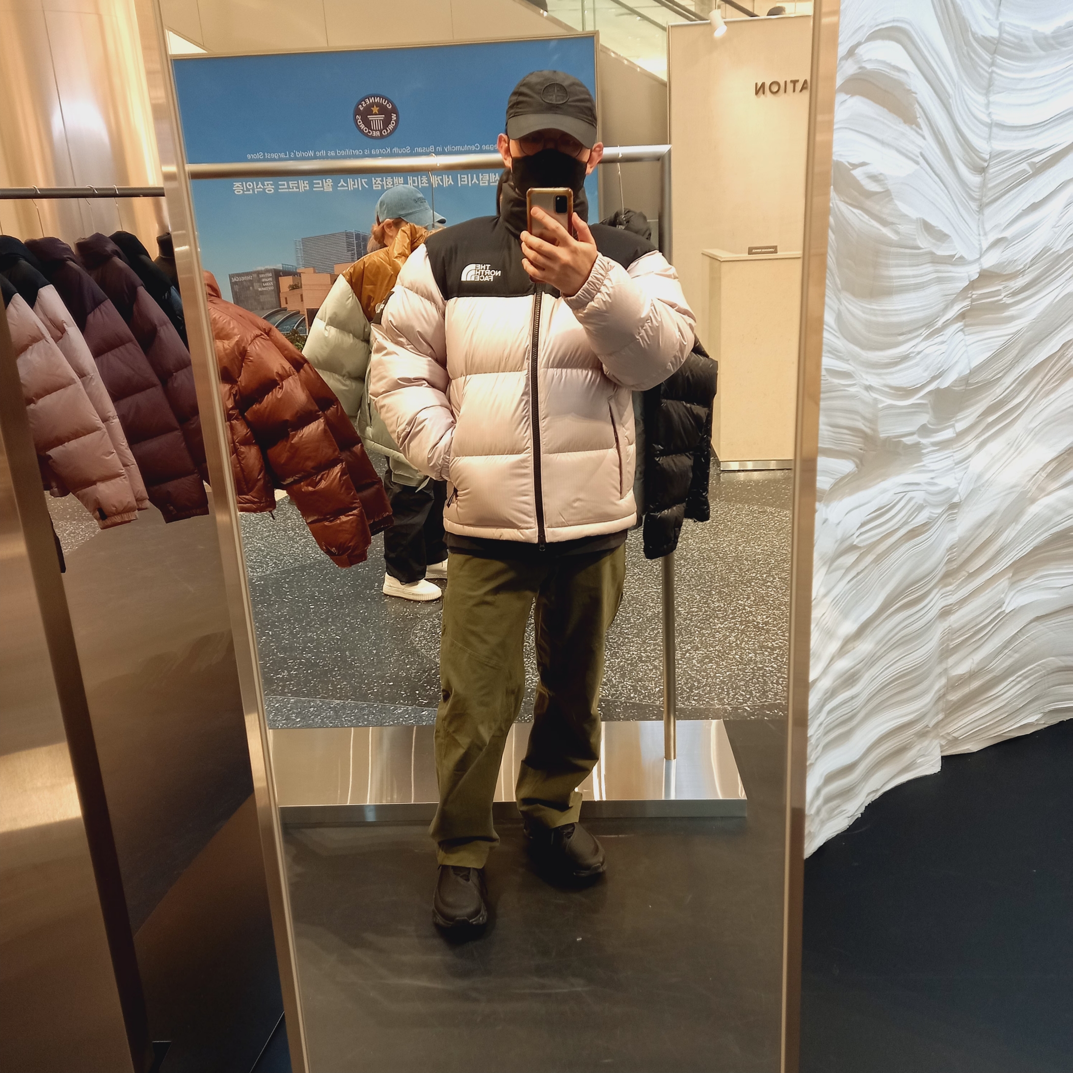 Arc'teryx Cronin Cotton Pants Tatsu, On Running x Post Archive Faction (Paf) Cloudmonster 2 Black Magnet 착용 스타일 - 1