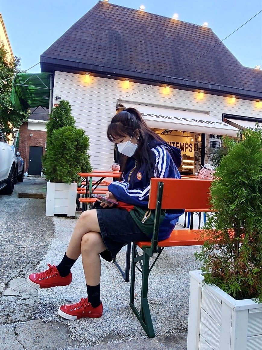 Converse x Undercover Chuck 70 Ox Red, Balenciaga Wheel XS Drawstring Bucket Bag Black White 착용 스타일 - 2