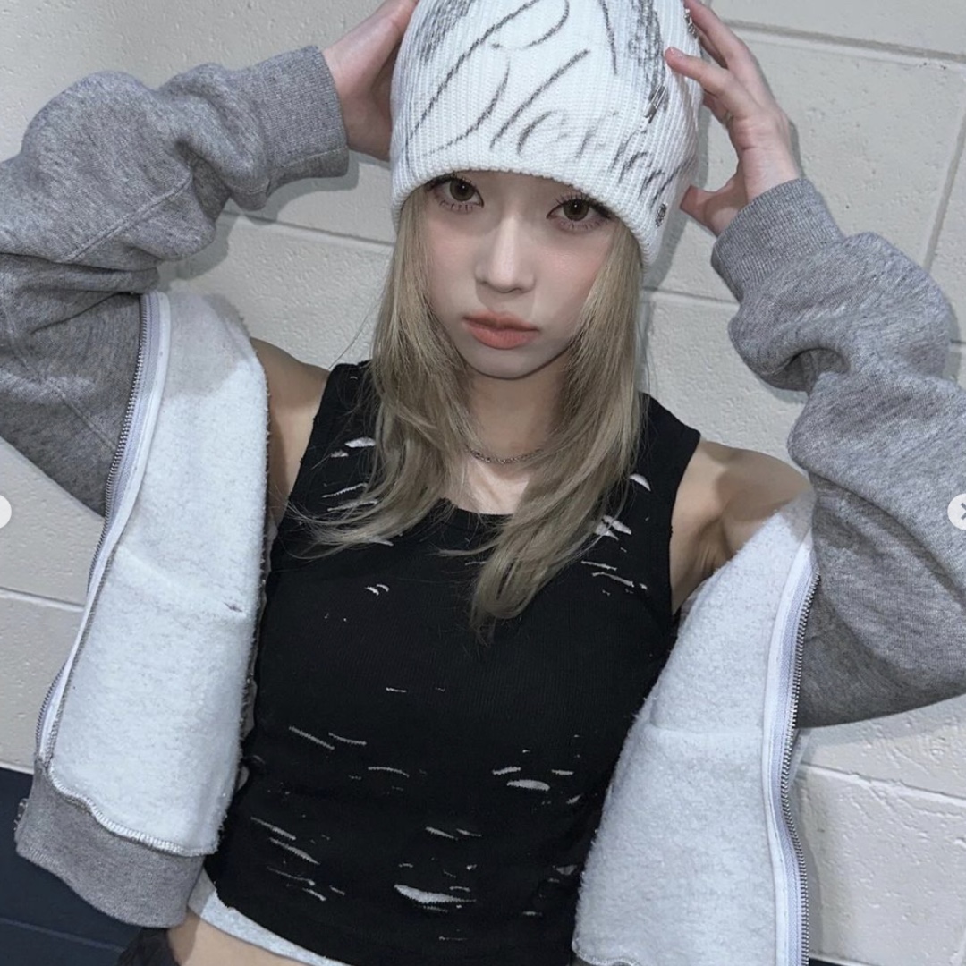 (W) Louis Vuitton Headline Beanie Beige Rose, Louis Vuitton Pearls Beanie Black 착용 스타일 - 7