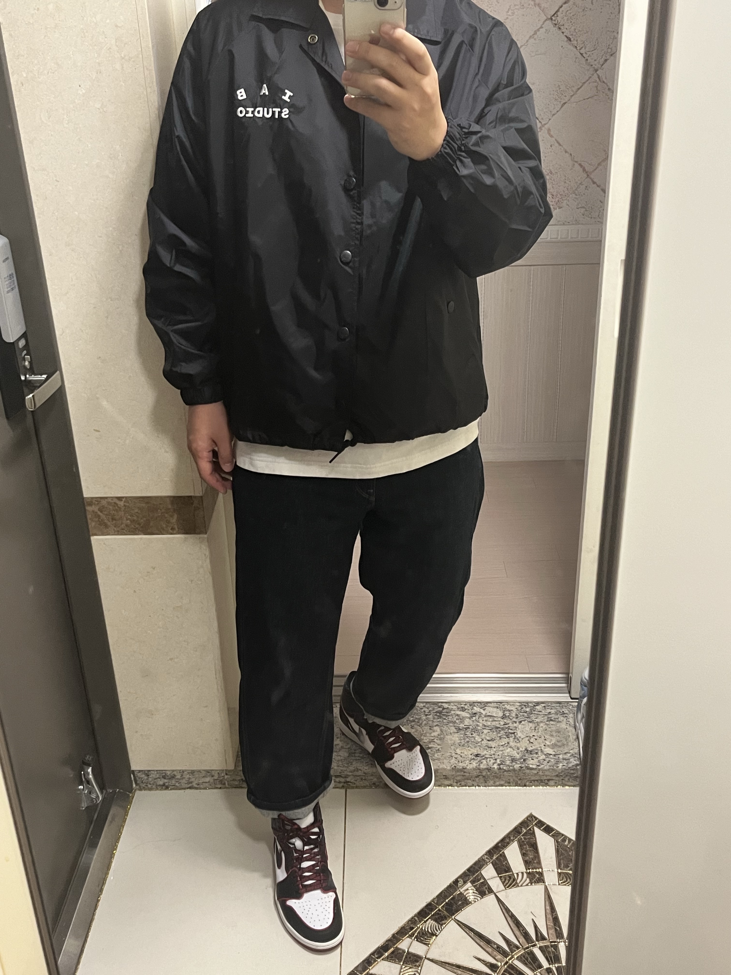 IAB Studio Coach Jacket Black, Jordan 1 Retro High OG Bloodline 착용 스타일