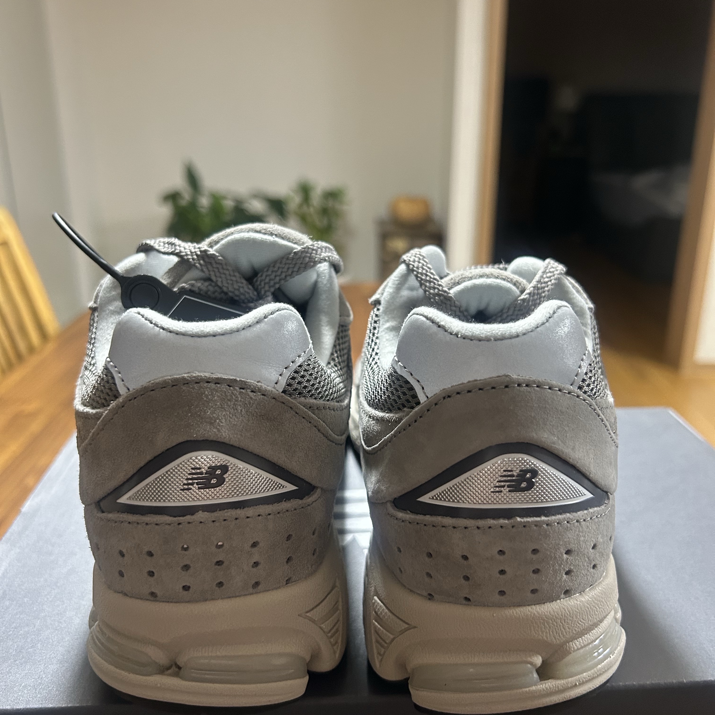 New Balance 2002R Grey 착용 스타일 - 3