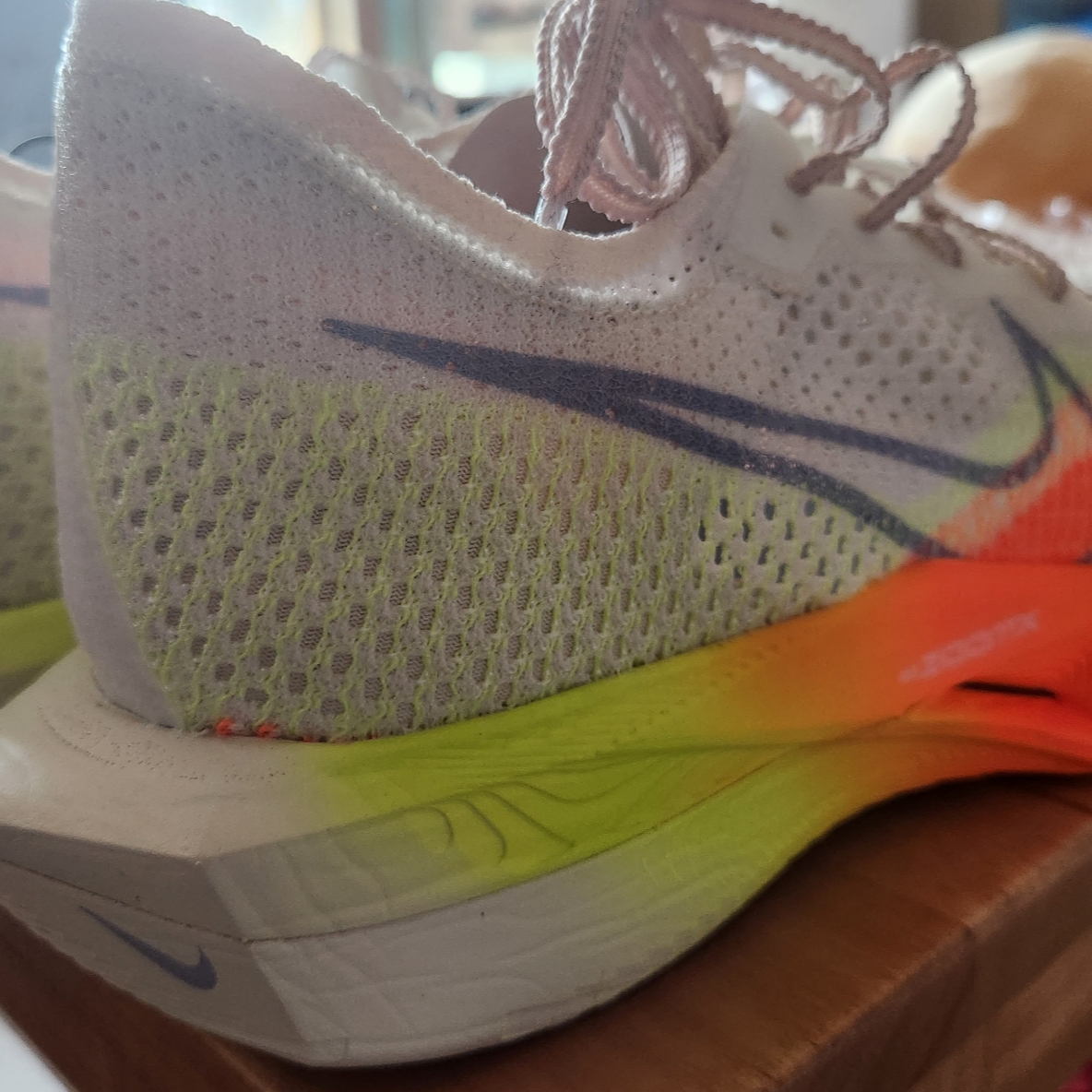 Nike ZoomX Vaporfly Next% 3 Sail Cobalt Bliss Total Orange 착용 스타일 - 1
