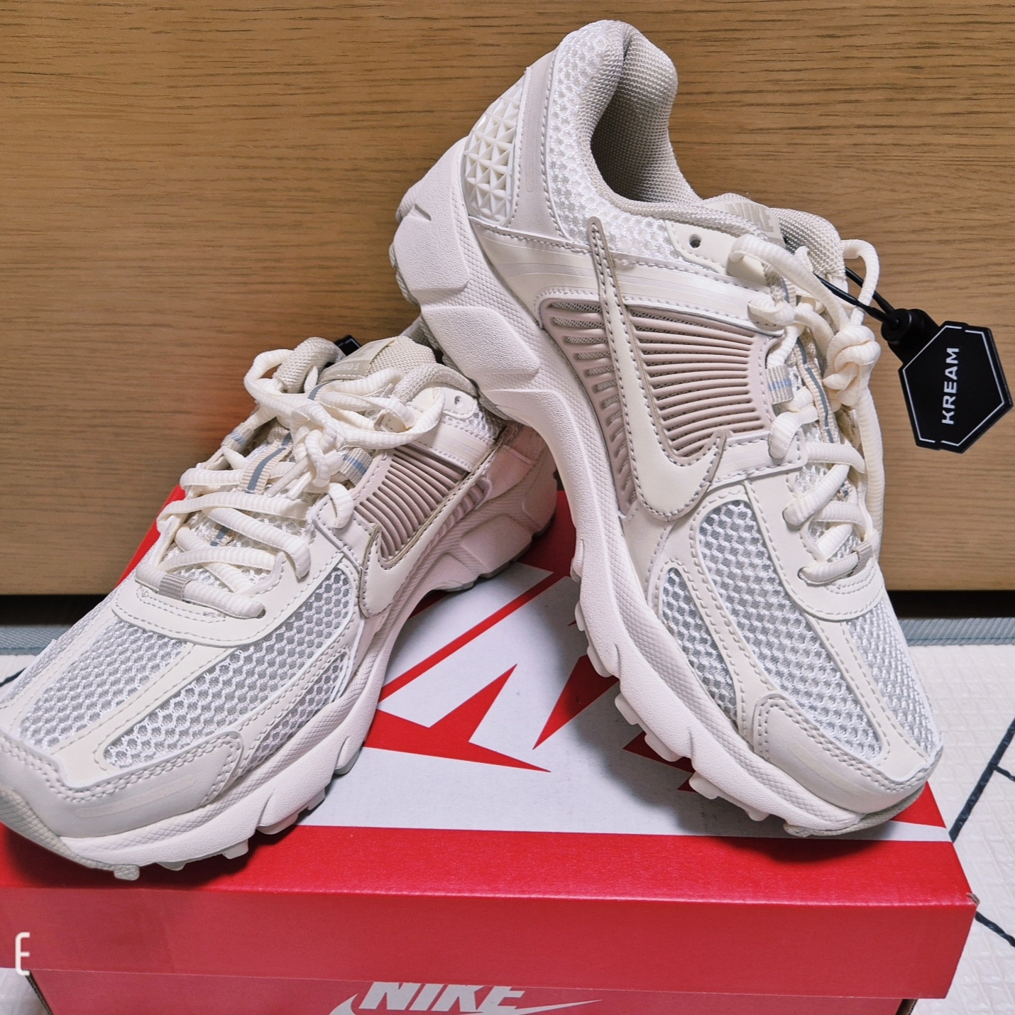 (W) Nike Zoom Vomero 5 Pale Ivory Sanddrift 착용 스타일 - 1