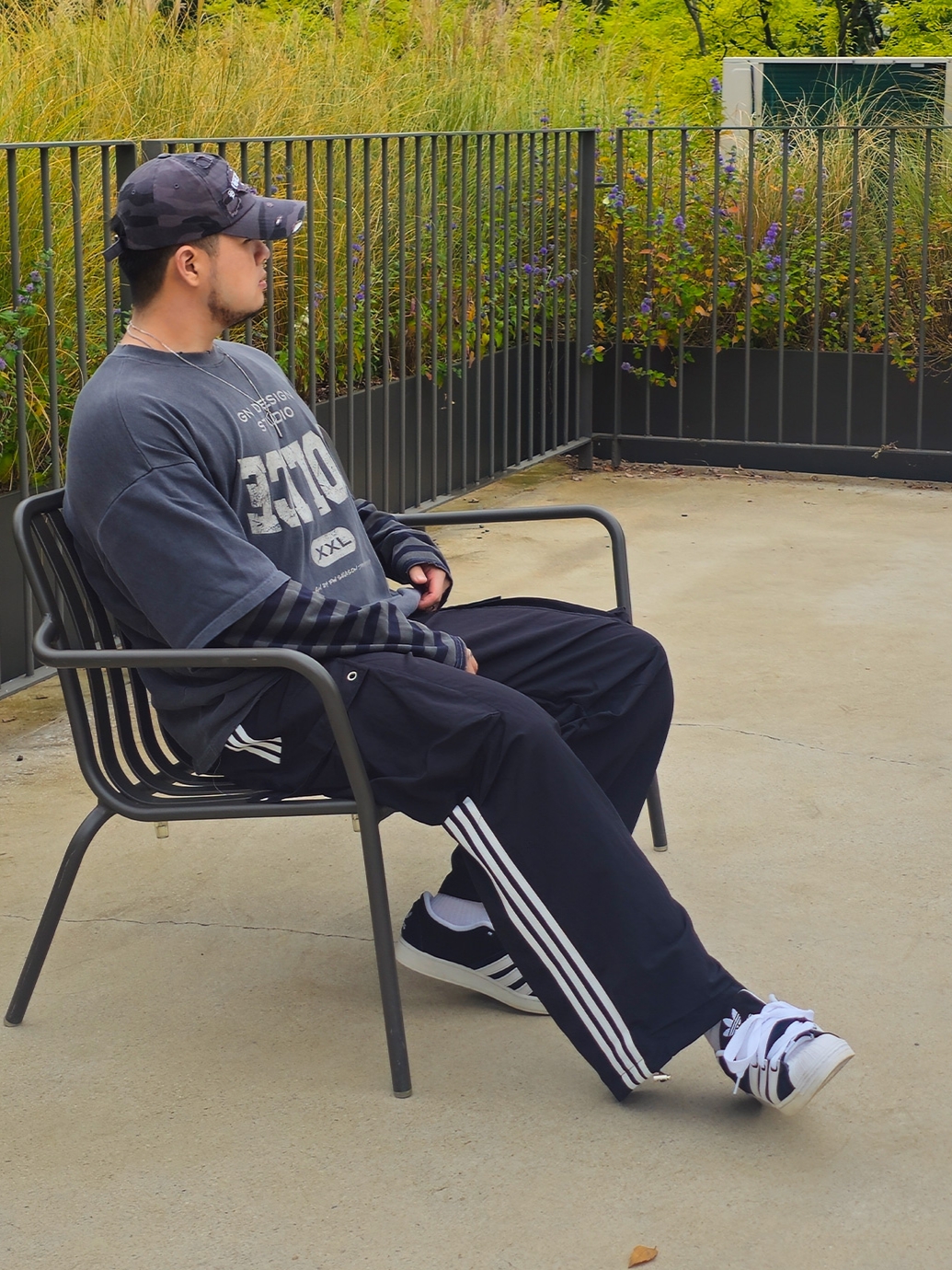 Adidas Superstar Supermodified Core Black Cloud White 착용 스타일 - 3