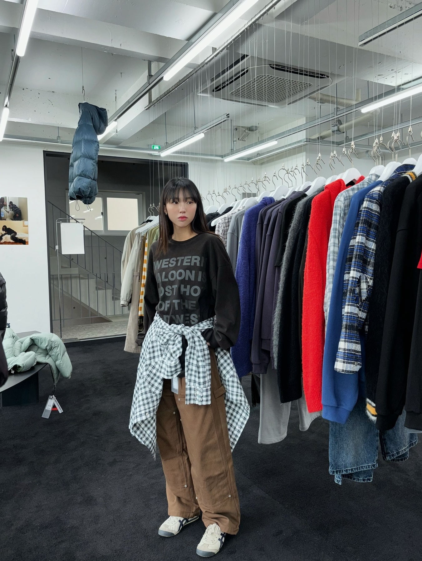 Thevinylhouse Old West Typo Sweatshirt Black, Thevinylhouse Old West Typo Sweatshirt Deep Blue 착용 스타일