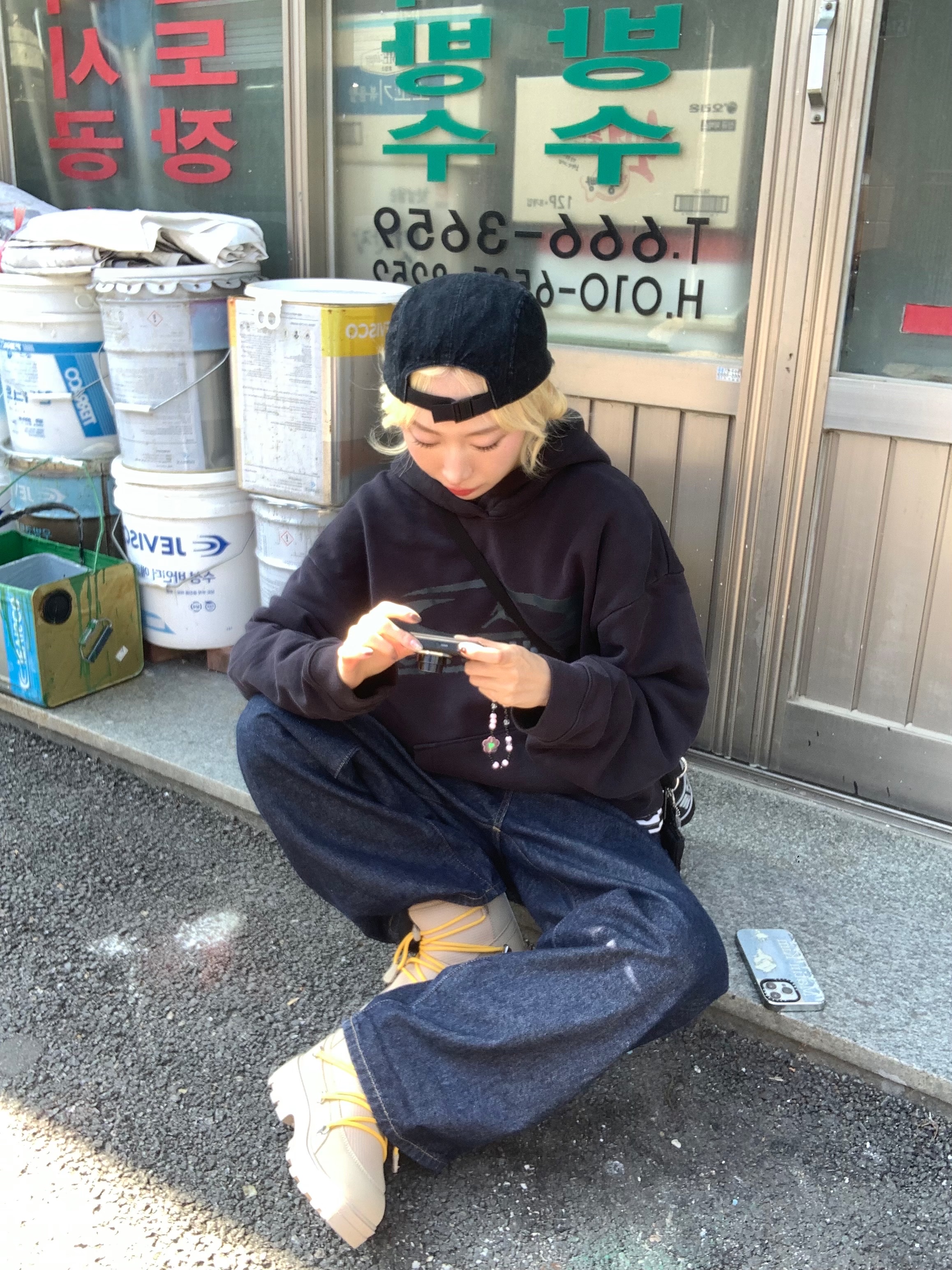 Jordan x Travis Scott Pullover Hoodie Black (FQ7821-010), Tretorn Alnarp Hybrid Boots Sand 착용 스타일 - 2