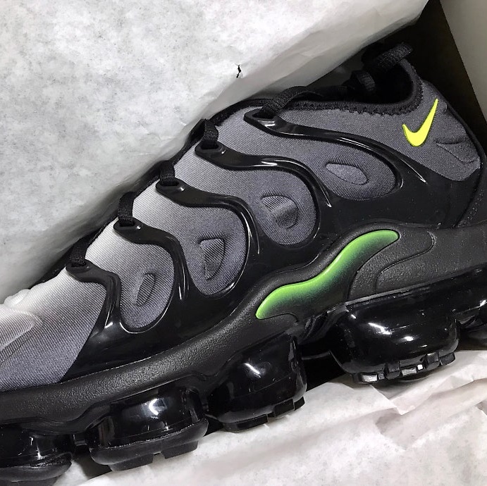 Nike Air VaporMax Plus Black Volt 착용 스타일