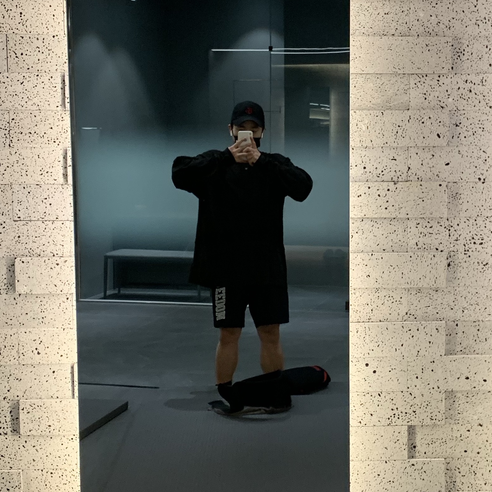 Yeezy Gap Engineered By Balenciaga Logo Long Sleeve T-Shirt Black 착용 스타일 - 3