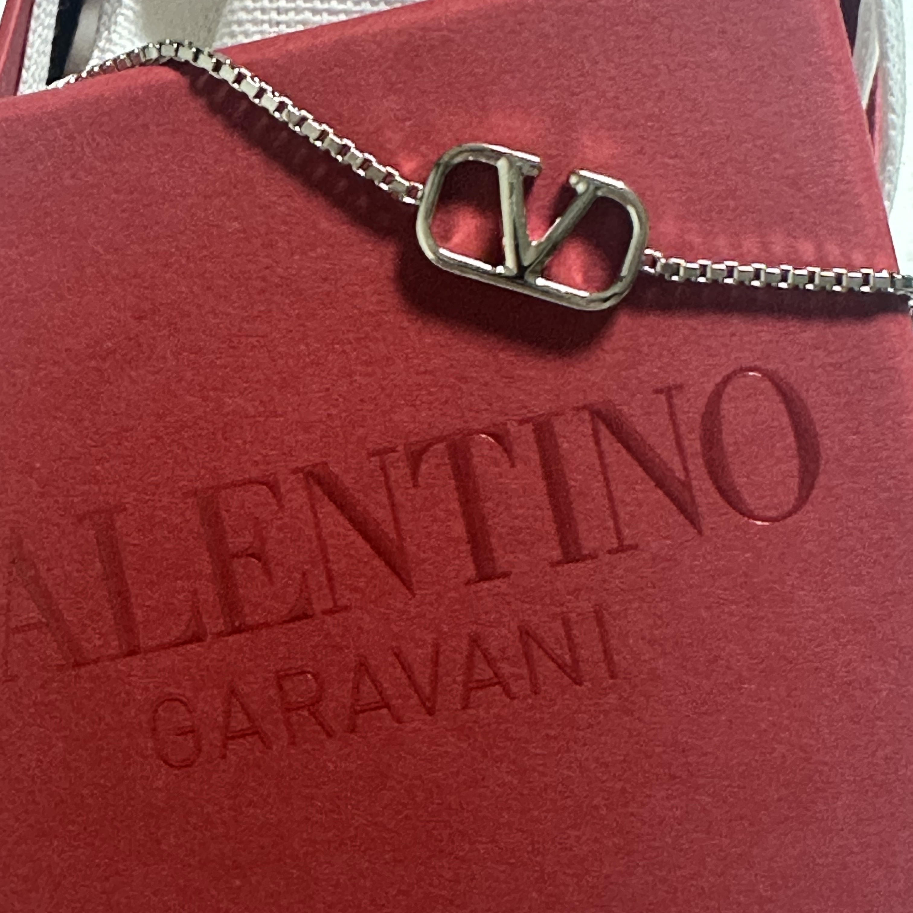 Valentino Vlogo Signature Metal Bracelet Palladium 착용 스타일