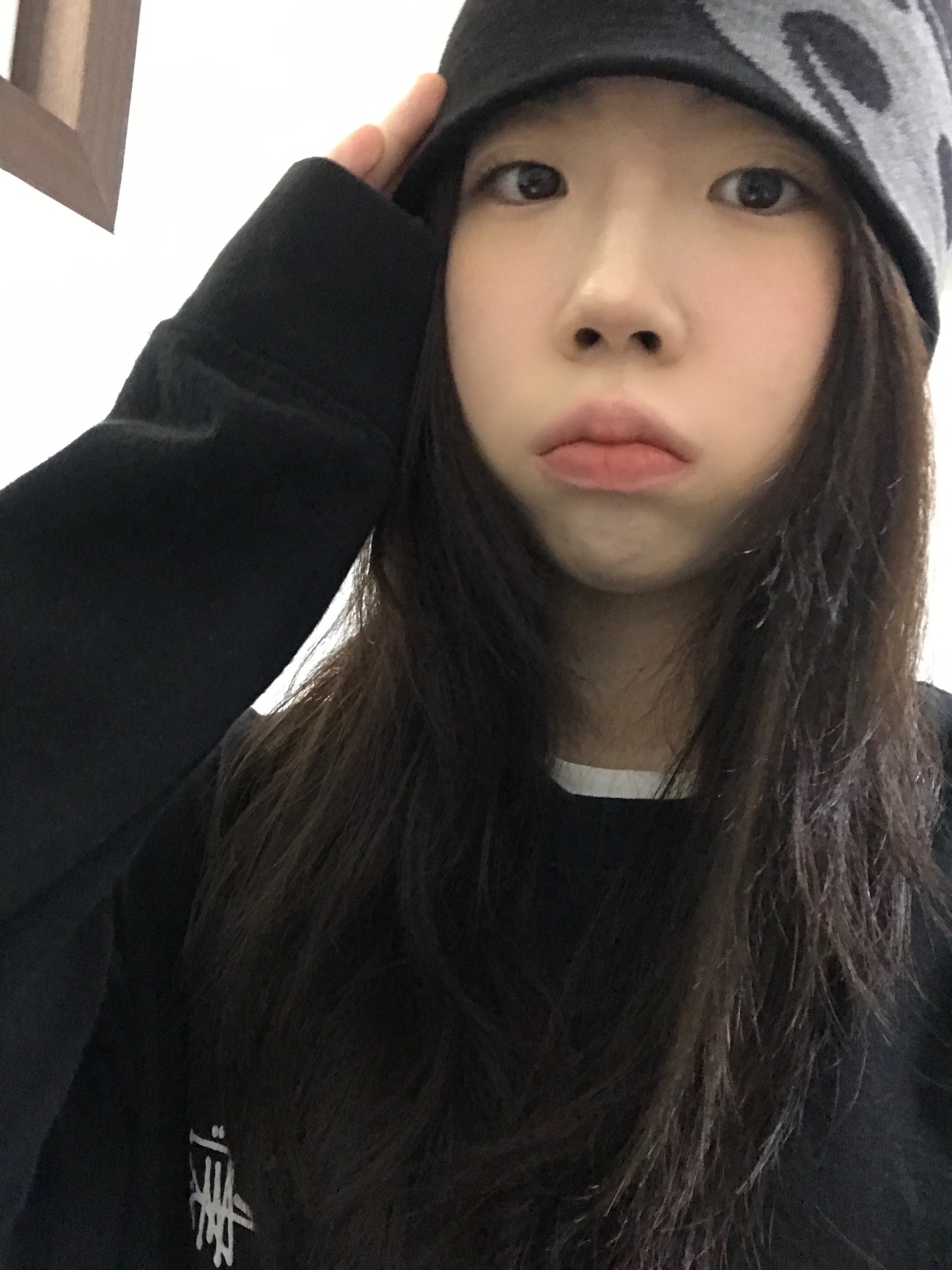 Sansan Gear Logo Beanie Black, Stussy Basic Stussy LS T-Shirt Black 2022 착용 스타일 - 3
