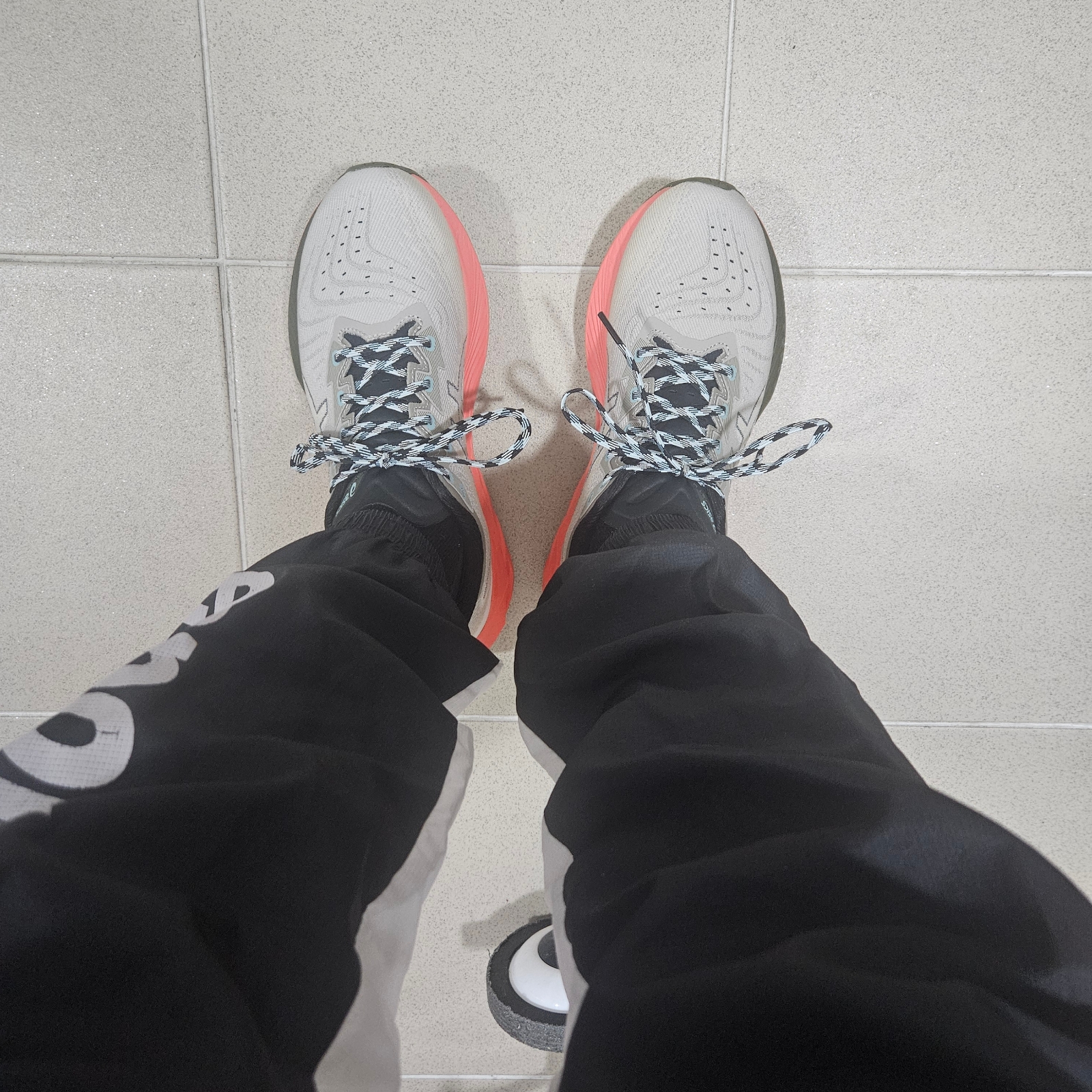 Asics Novablast 4 TR Nature Bathing Red Snapper 착용 스타일 - 1