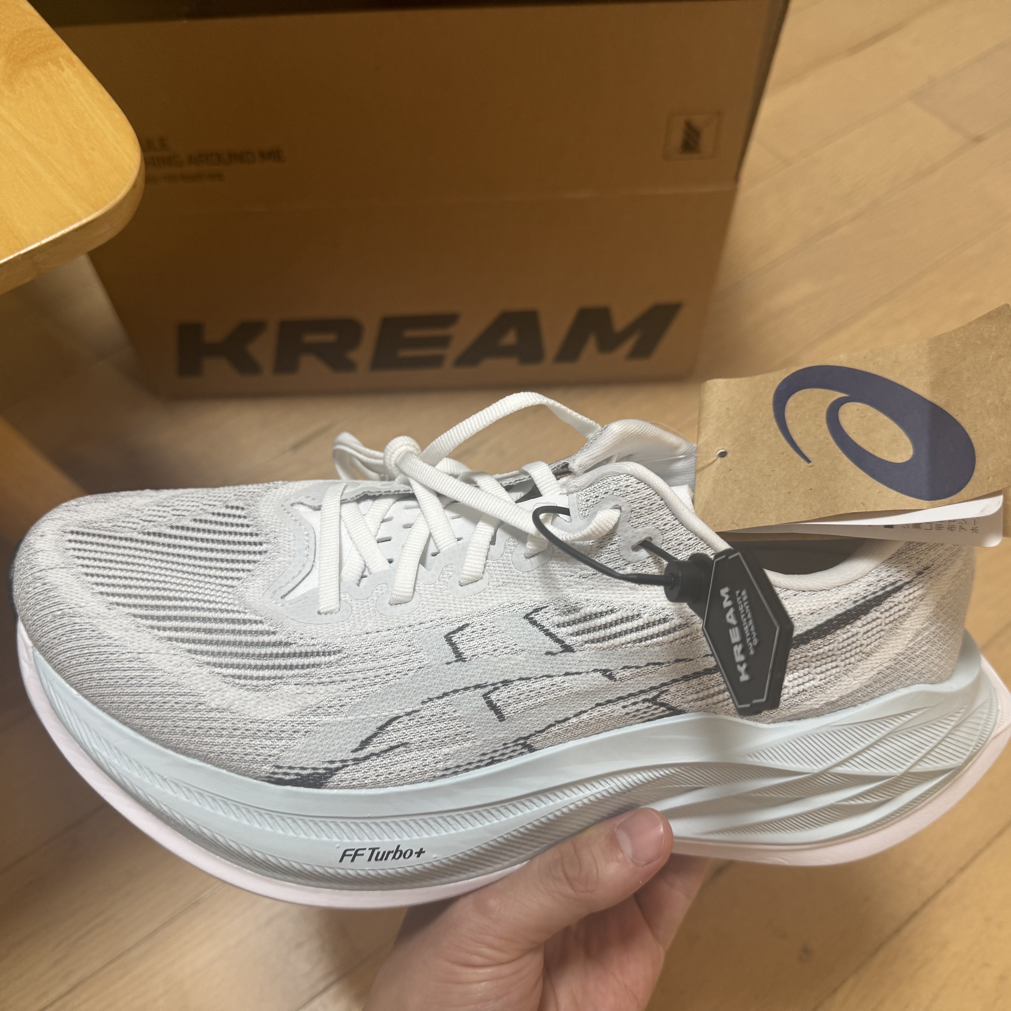 Asics Superblast 2 White Cool Grey 착용 스타일 - 2