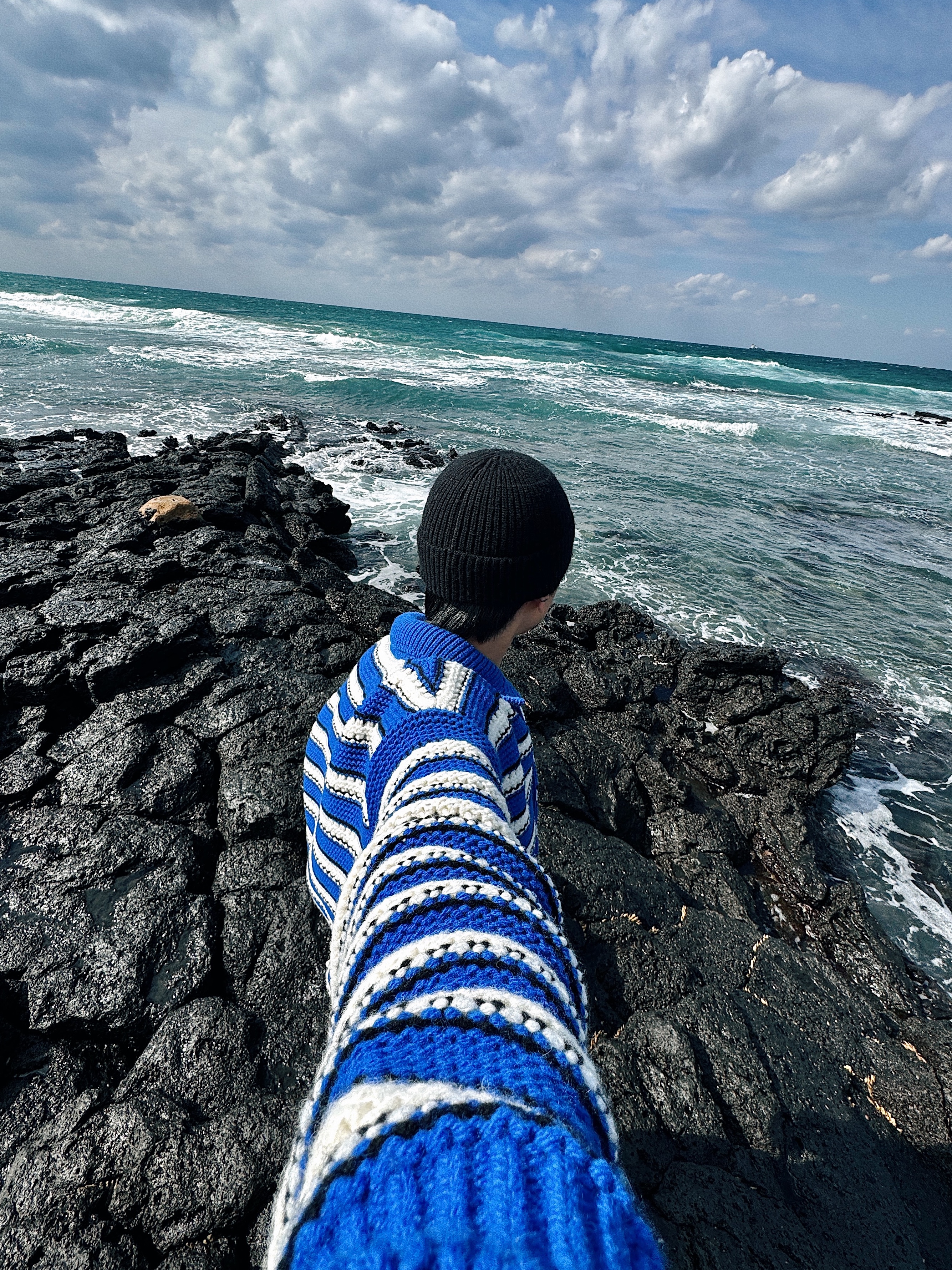 Celine Embroidered RIbbed Wool Beanie Black, STU Wool Collar Stripe Cardigan Bule 착용 스타일 - 3