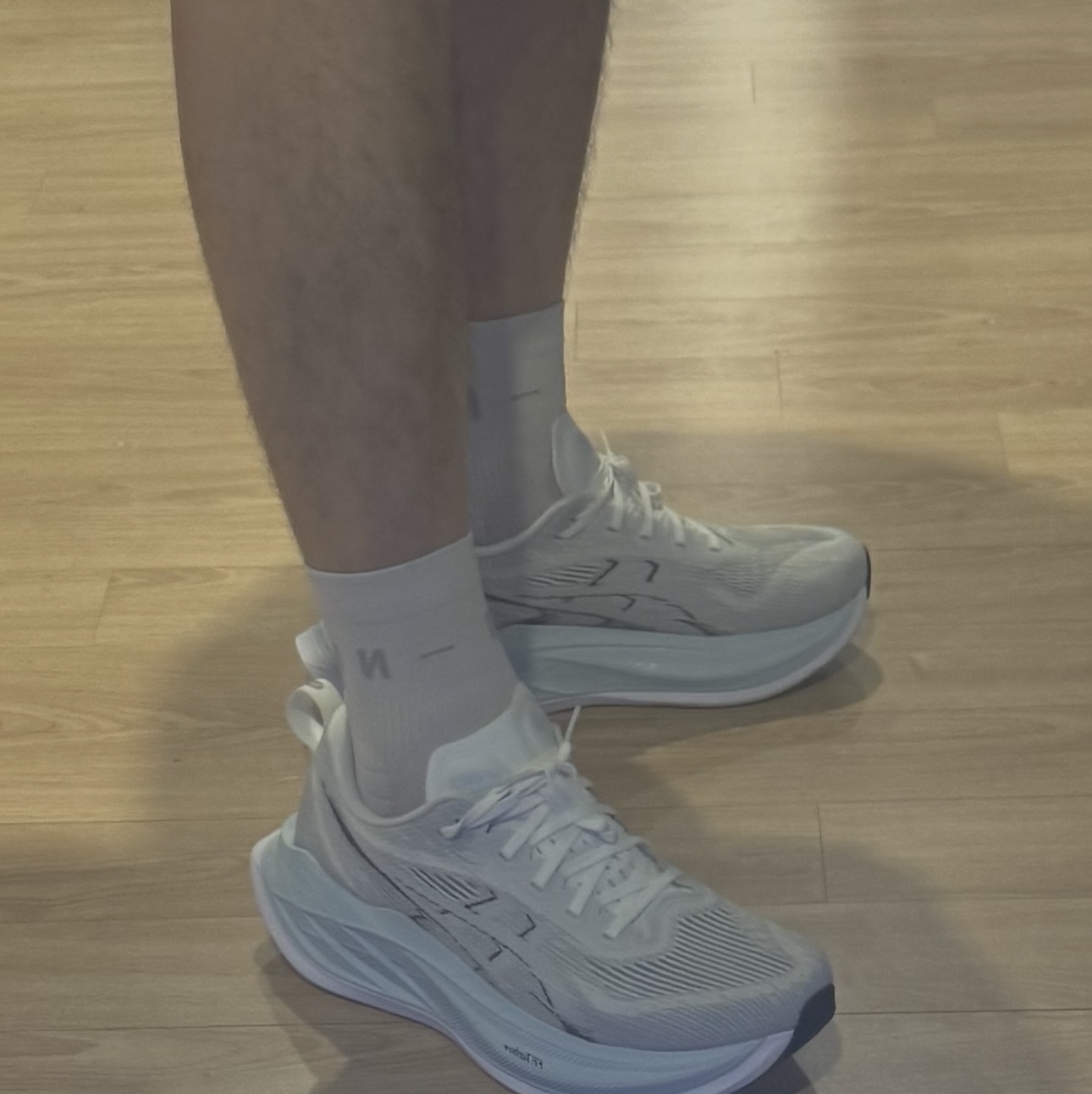 Asics Superblast 2 White Cool Grey 착용 스타일 - 1