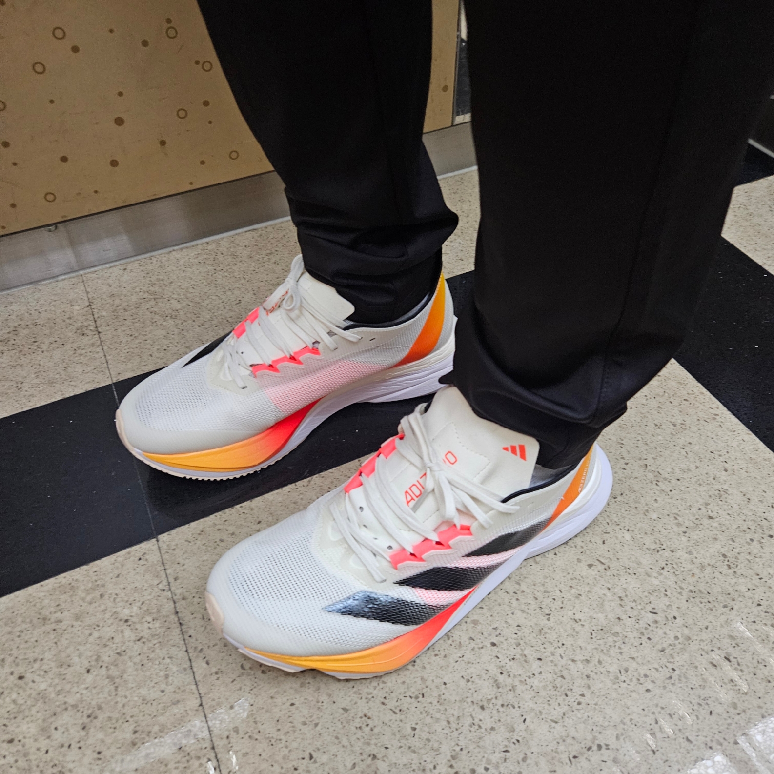 Adidas Adizero Boston 12 Ivory Solar Red 착용 스타일
