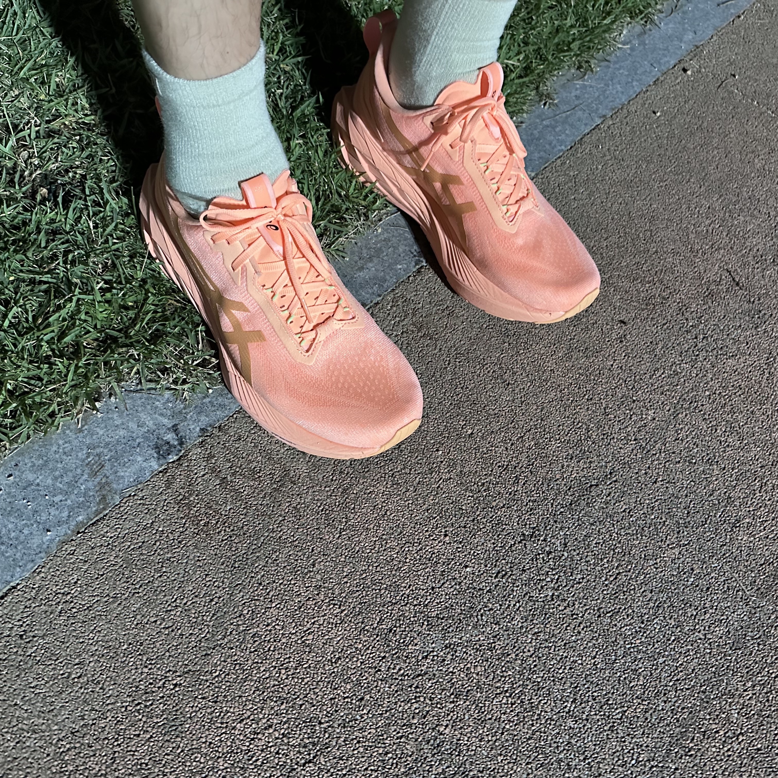 Asics Novablast 4 LE Bright Sunstone Faded Orange 착용 스타일 - 2