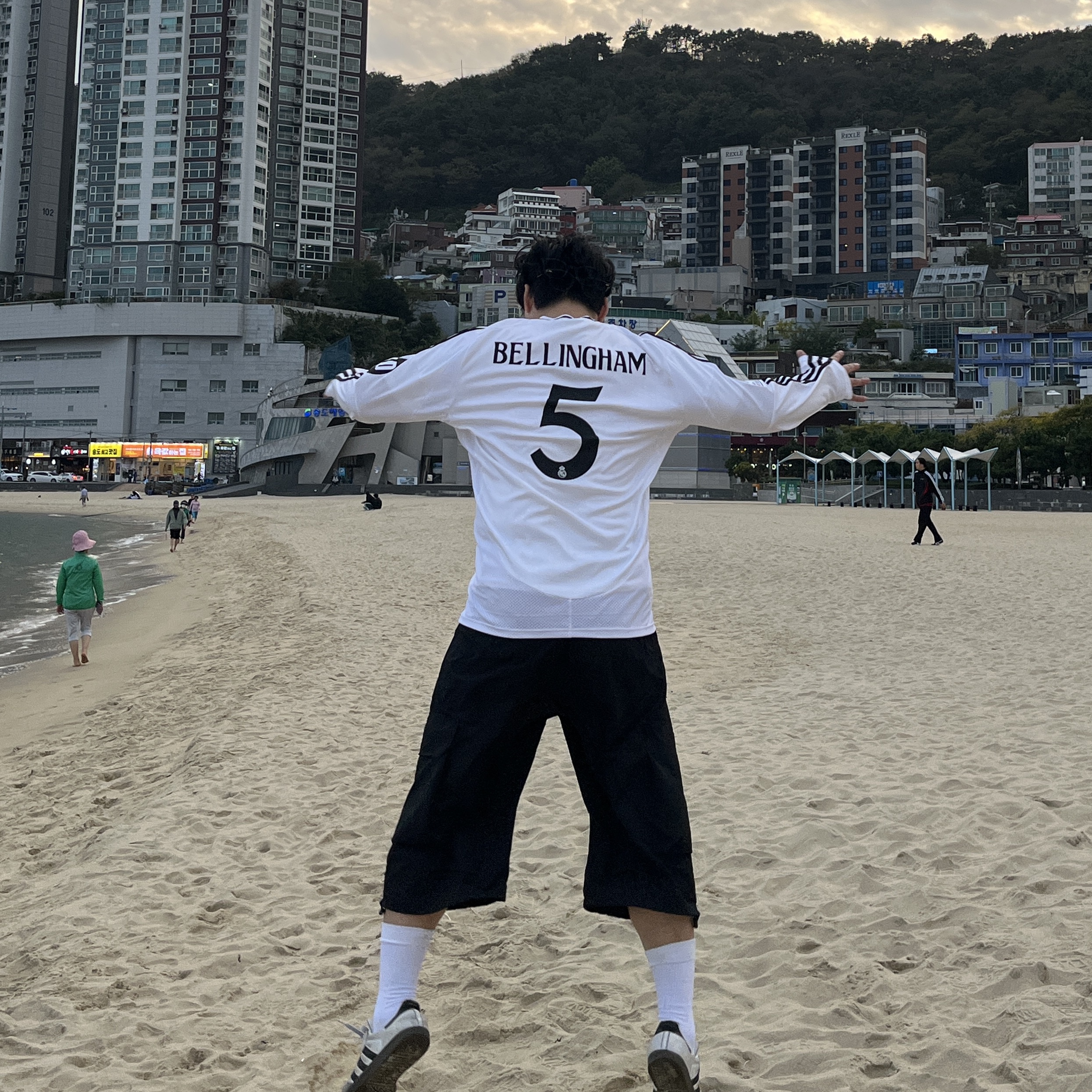 Adidas Samba OG Cloud White, Adidas Real Madrid 2024/25 Home Long Sleeve Jersey White - KR Sizing (Non Marking Ver.) 착용 스타일 - 2