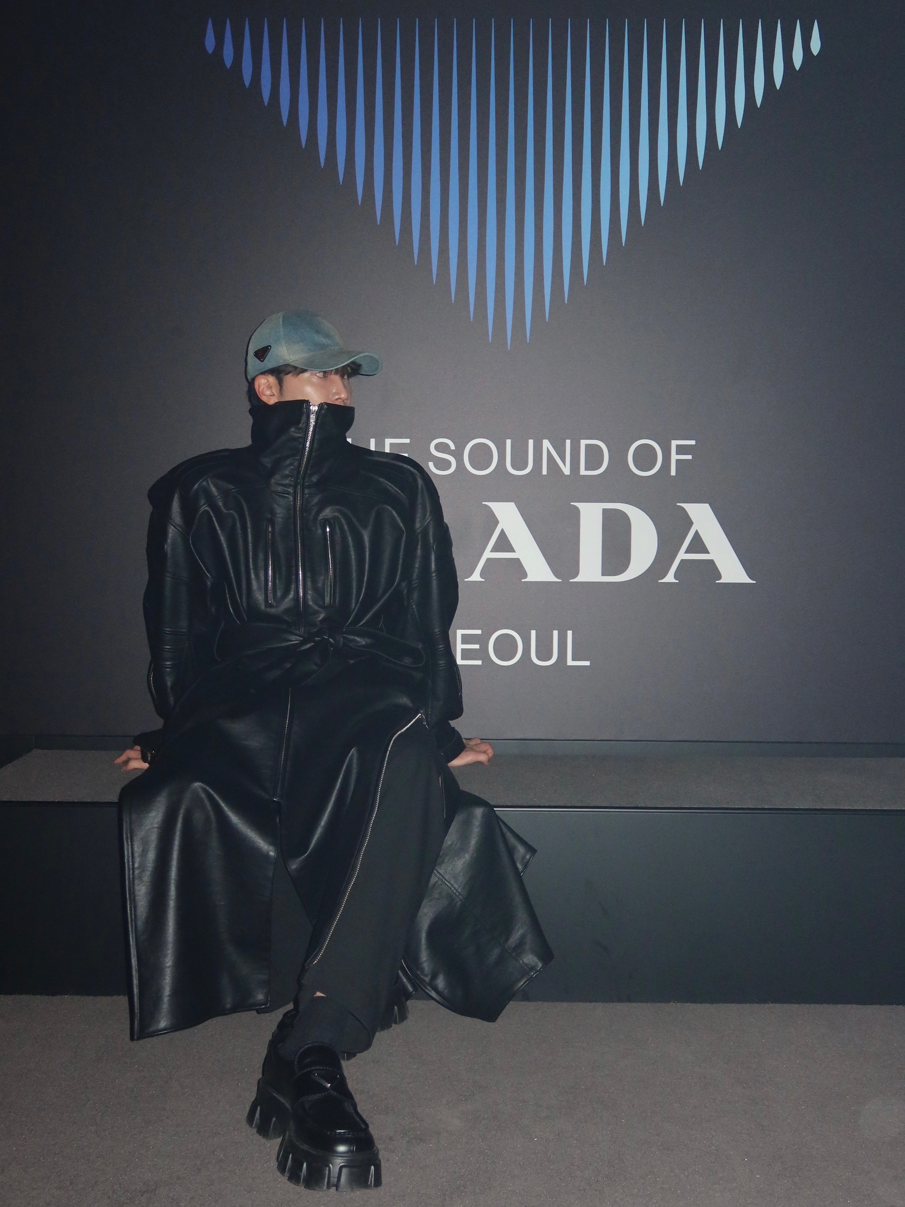 Prada Monolith Brushed Leather Loafers Black, Prada Denim Baseball Cap Light Blue 착용 스타일 - 5