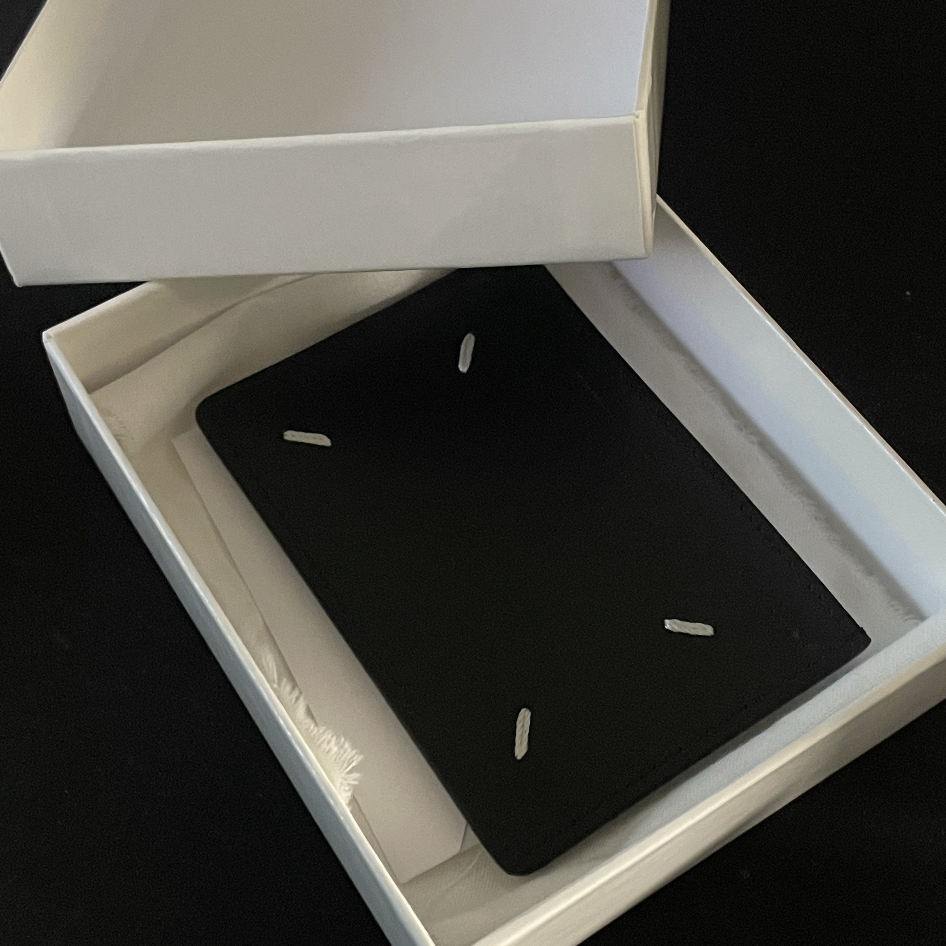 Maison Margiela Four Stitch Card Holder Black 착용 스타일 - 2