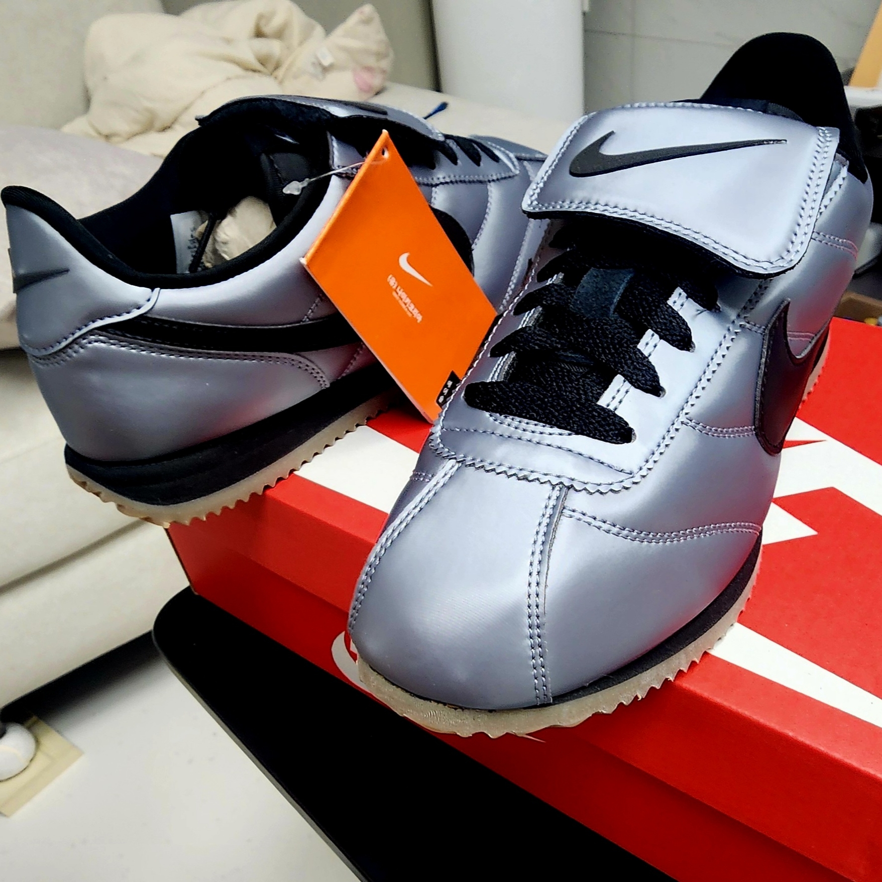 Nike Cortez Leather SE Metallic Cool Grey Black 착용 스타일 - 2