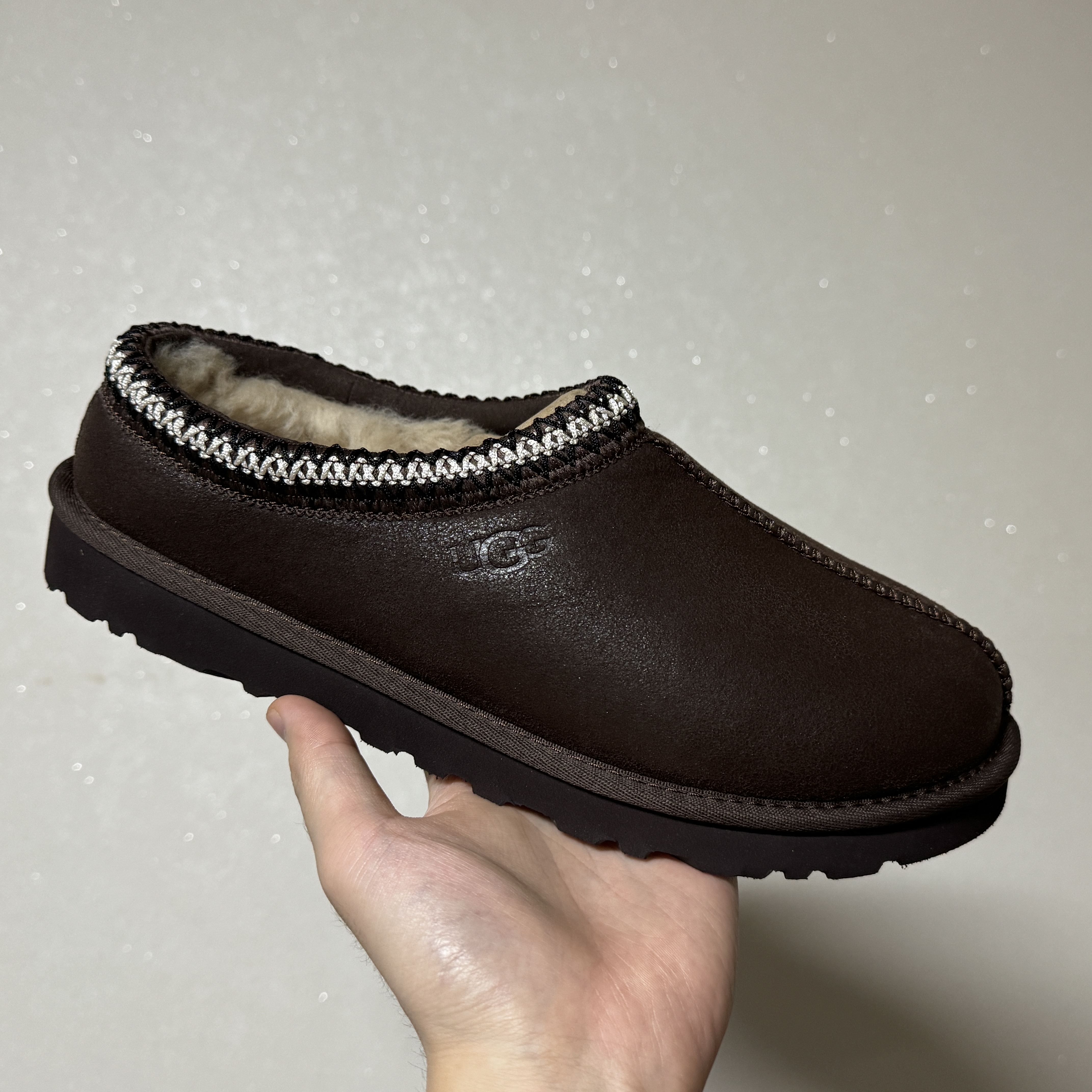 UGG Tasman Distressed Burnt Cedar 착용 스타일