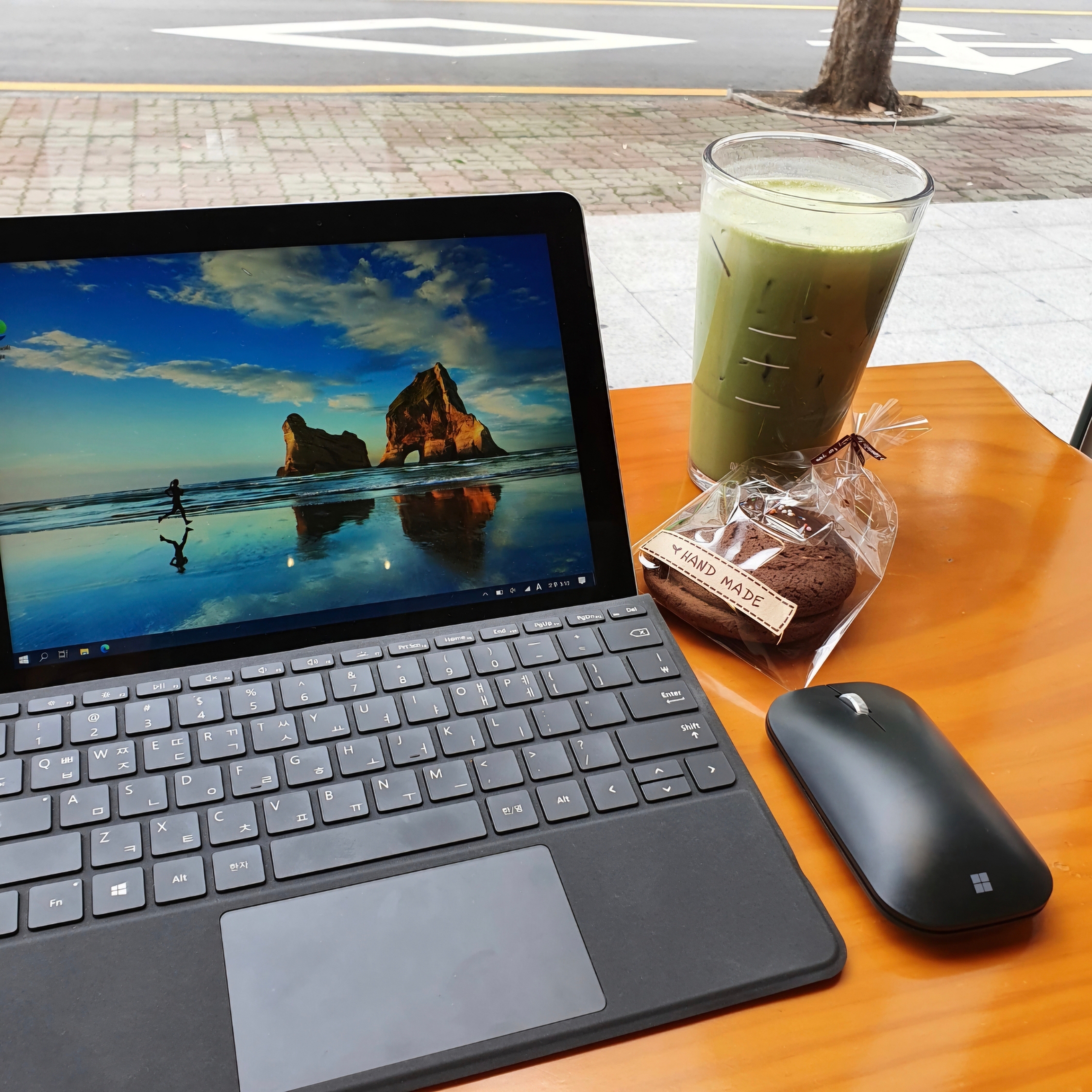 Microsoft Surface Go 3rd Core i3 128GB SSD / 8GB RAM Black (Korean Ver.), Apple 2020 MacBook Air 13 M1 256GB SSD / 8GB RAM Space Gray (Korean Ver.) 착용 스타일 - 1