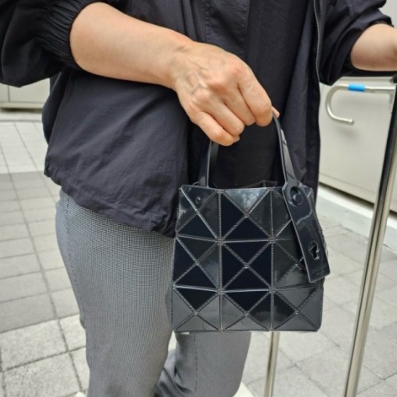 Bao Bao Issey Miyake Prism Plus Mini Tote Bag Black 착용 스타일 - 4
