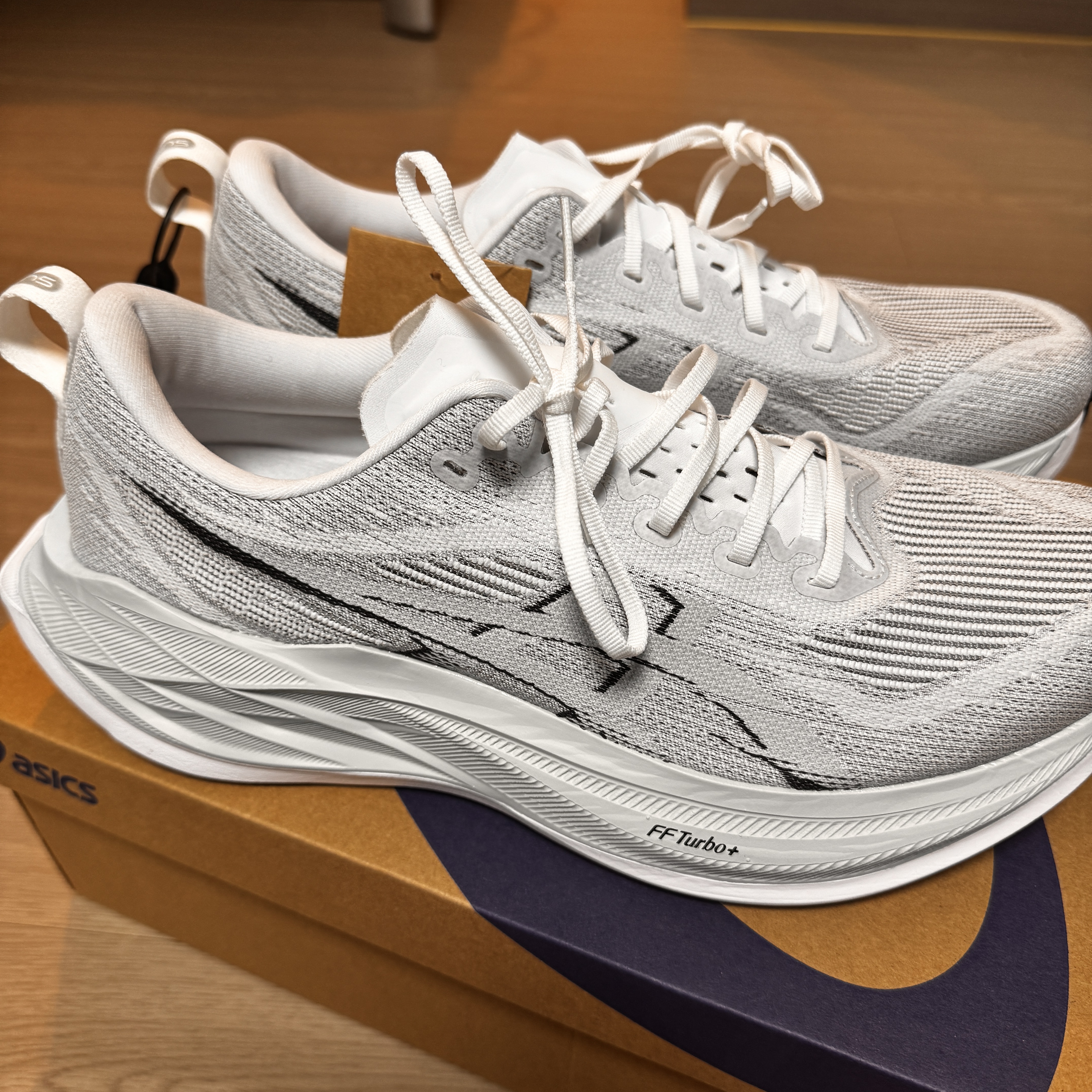 Asics Superblast 2 White Cool Grey 착용 스타일 - 2