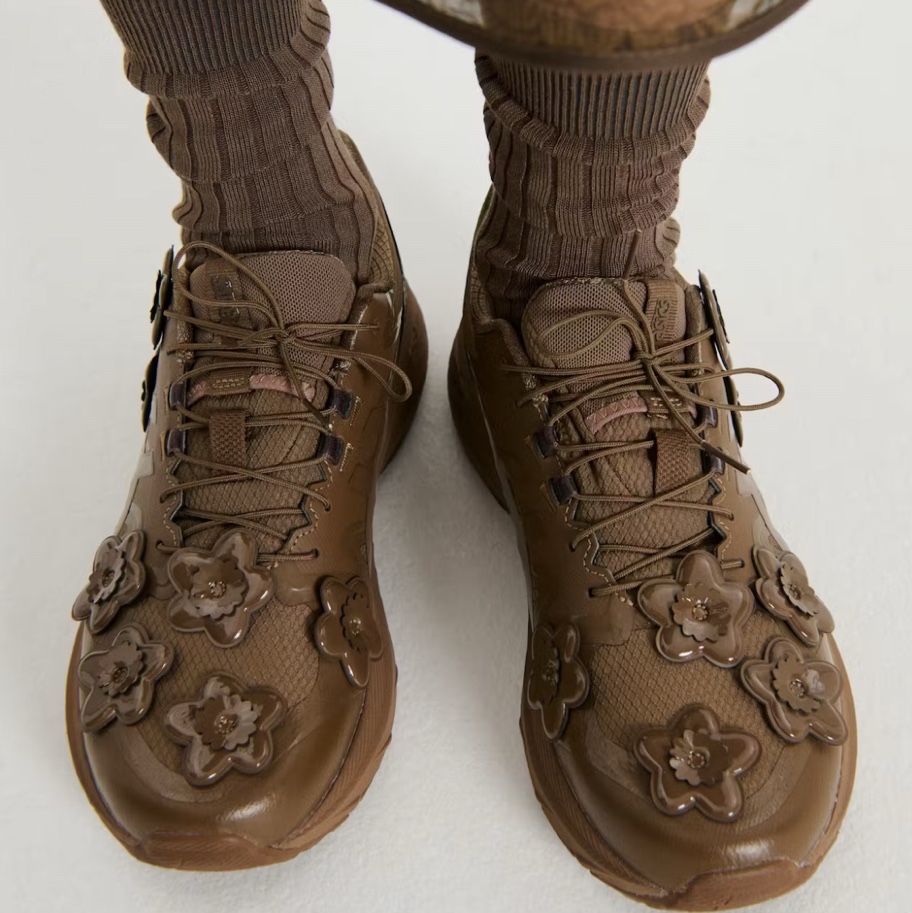 Asics x Cecilie Bahnsen Gel-Terrain Sepia 착용 스타일