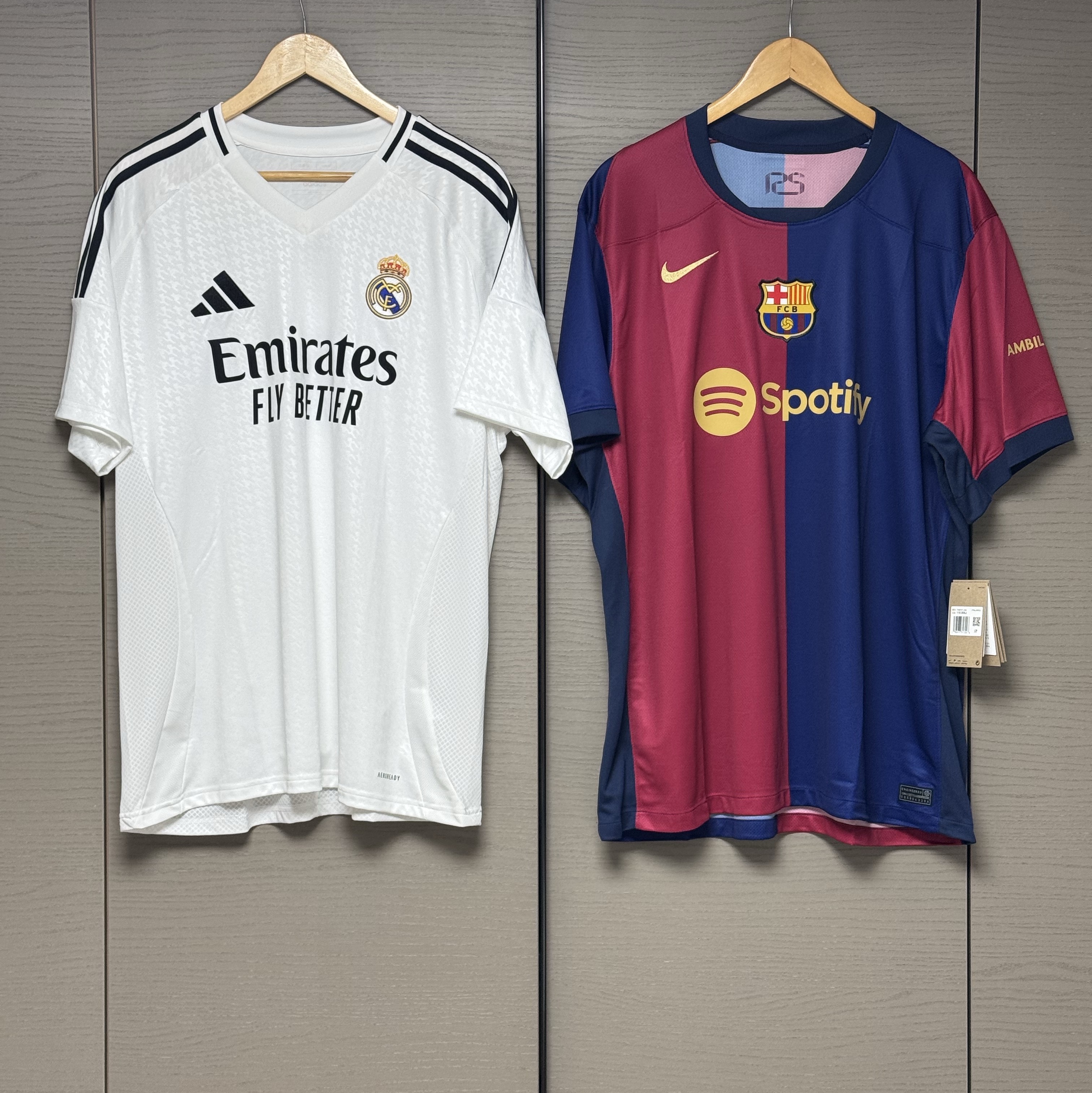 Nike FC Barcelona 2024/25 Dri-Fit Stadium Home Jersey Deep Royal Blue Noble Red (Non Marking Ver.), Adidas Real Madrid 2024/25 Home Jersey White - KR Sizing (Non Marking Ver.) 착용 스타일 - 1