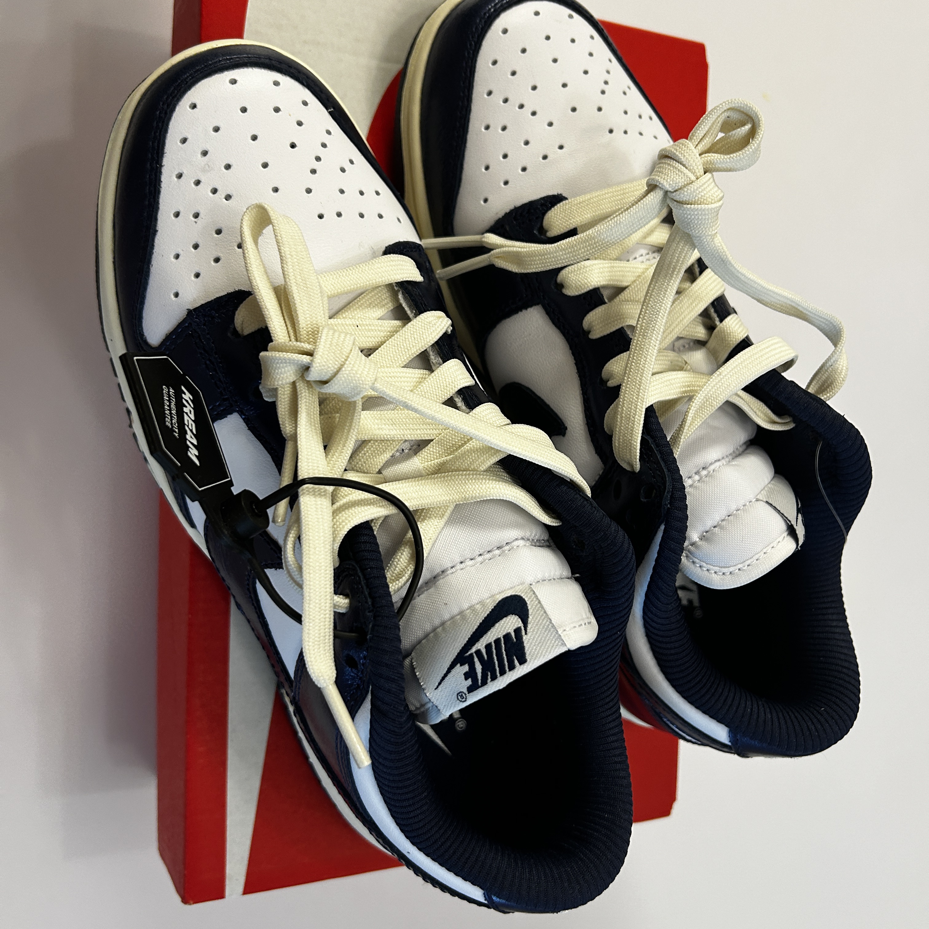 (W) Nike Dunk Low PRM Midnight Navy and White 착용 스타일 - 2